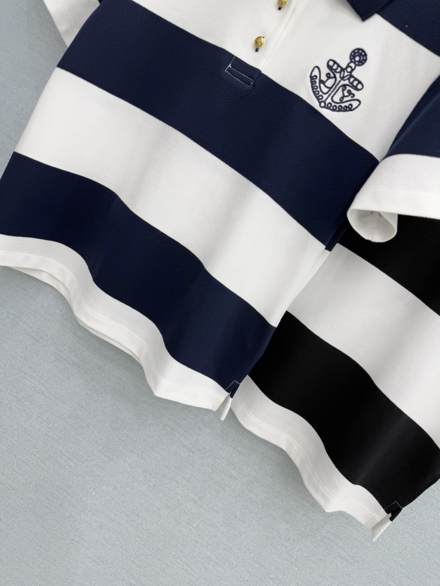 🛒𝐍𝐄𝐖 · 𝟐𝟎𝟐6/爆款现货【春夏上新】 Lou*｜2026新款刺绣T恤高订面料，小短版型 ，上身的