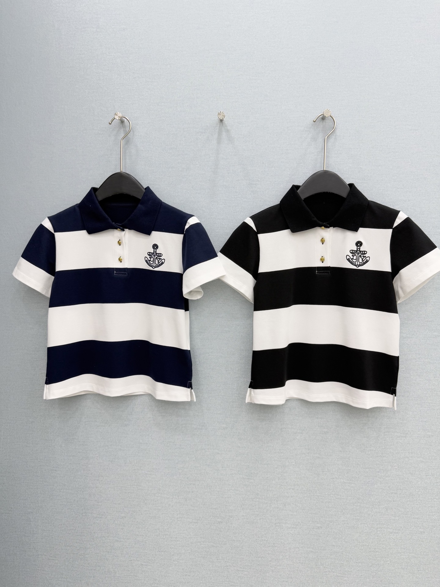 🛒𝐍𝐄𝐖 · 𝟐𝟎𝟐6/爆款现货【春夏上新】 Lou*｜2026新款刺绣T恤高订面料，小短版型 ，上身的