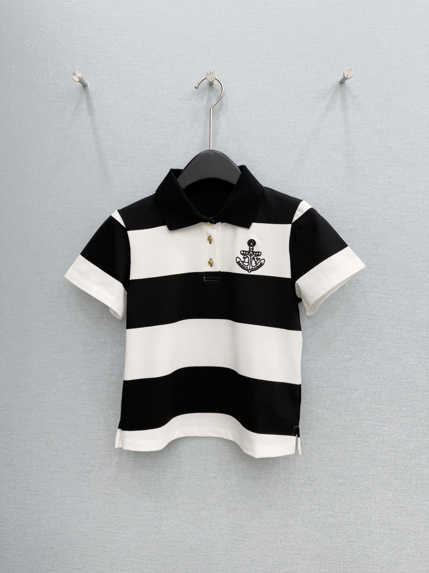 🛒𝐍𝐄𝐖 · 𝟐𝟎𝟐6/爆款现货【春夏上新】 Lou*｜2026新款刺绣T恤高订面料，小短版型 ，上身的