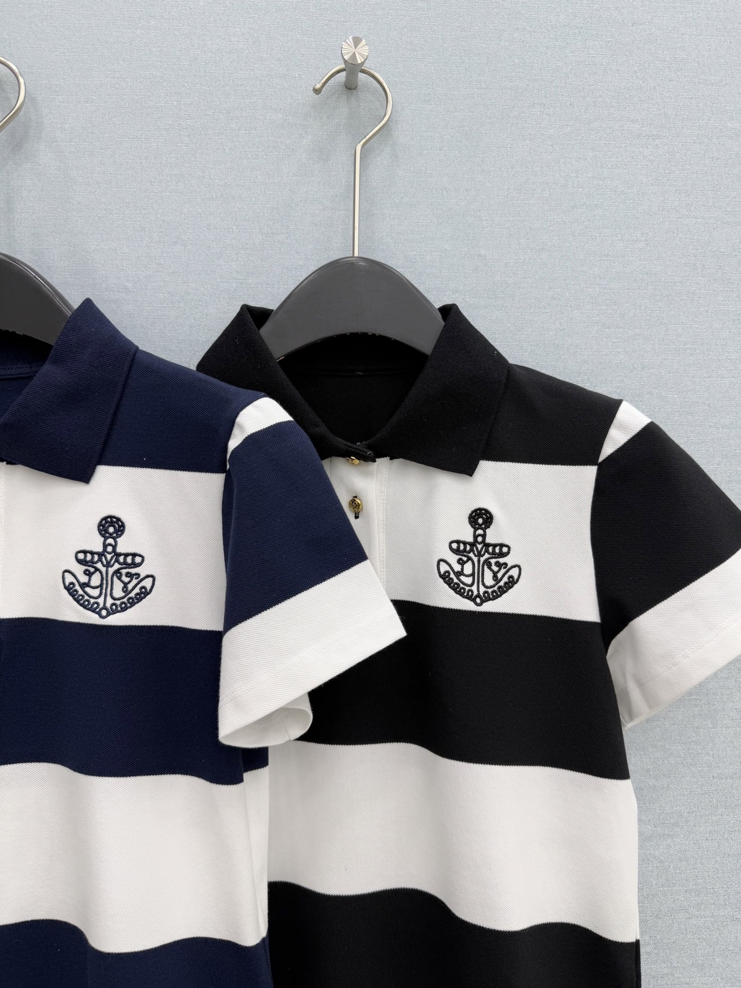 🛒𝐍𝐄𝐖 · 𝟐𝟎𝟐6/爆款现货【春夏上新】 Lou*｜2026新款刺绣T恤高订面料，小短版型 ，上身的