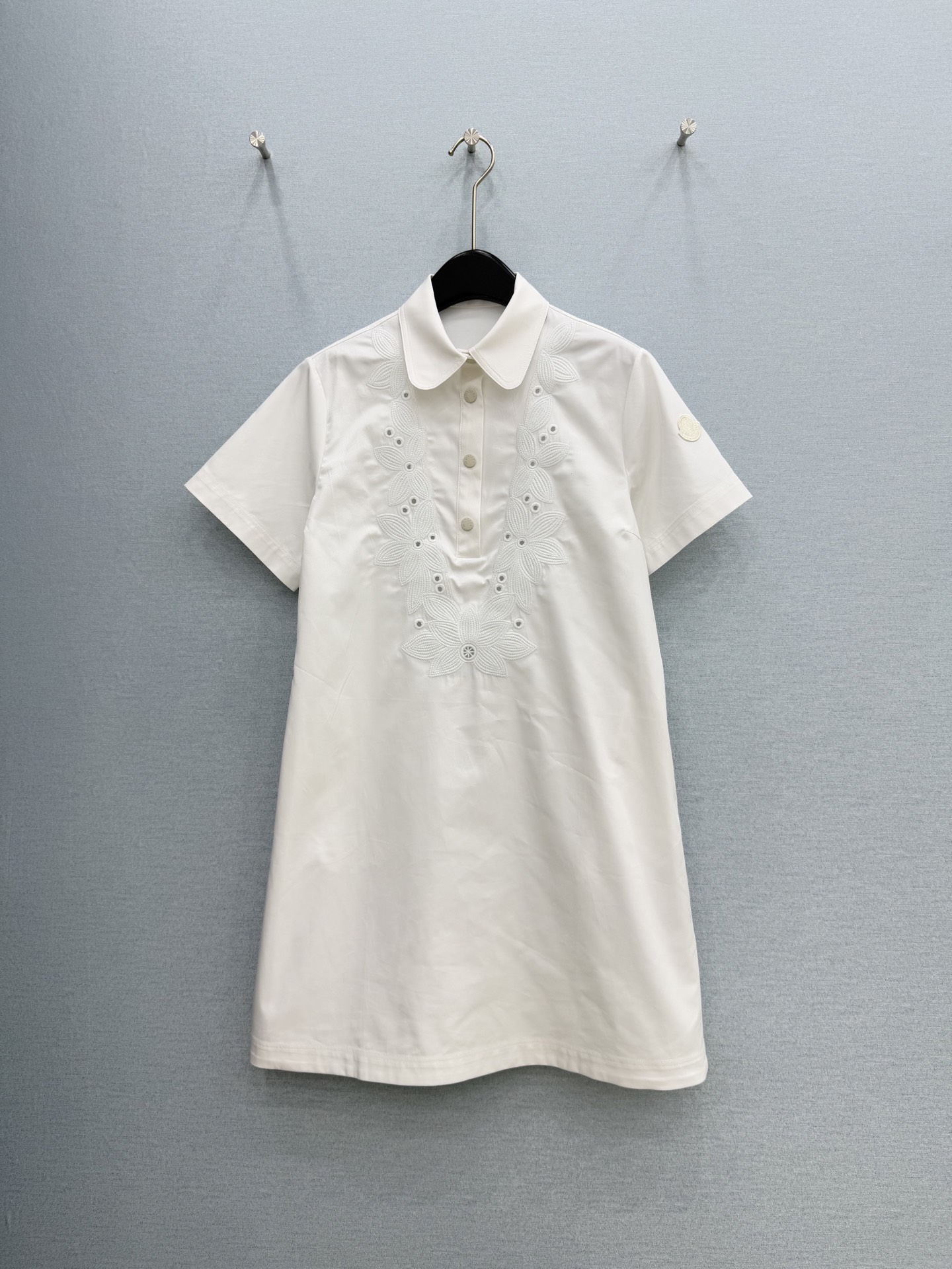 🛒𝐍𝐄𝐖 · 𝟐𝟎𝟐6/爆款现货原单品质 Mon*｜精致水溶刺绣短袖连衣裙高订面料 亲肤透气舒适 订制贴