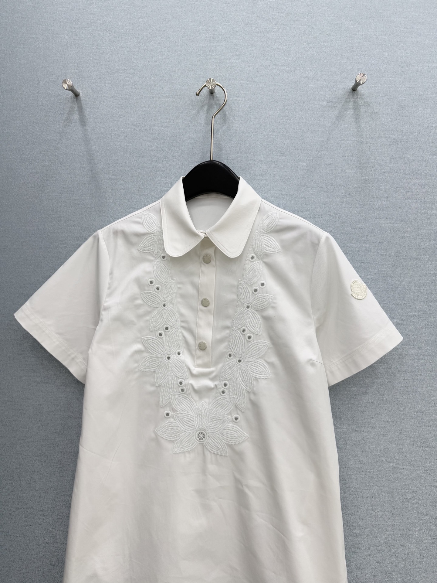 🛒𝐍𝐄𝐖 · 𝟐𝟎𝟐6/爆款现货原单品质 Mon*｜精致水溶刺绣短袖连衣裙高订面料 亲肤透气舒适 订制贴