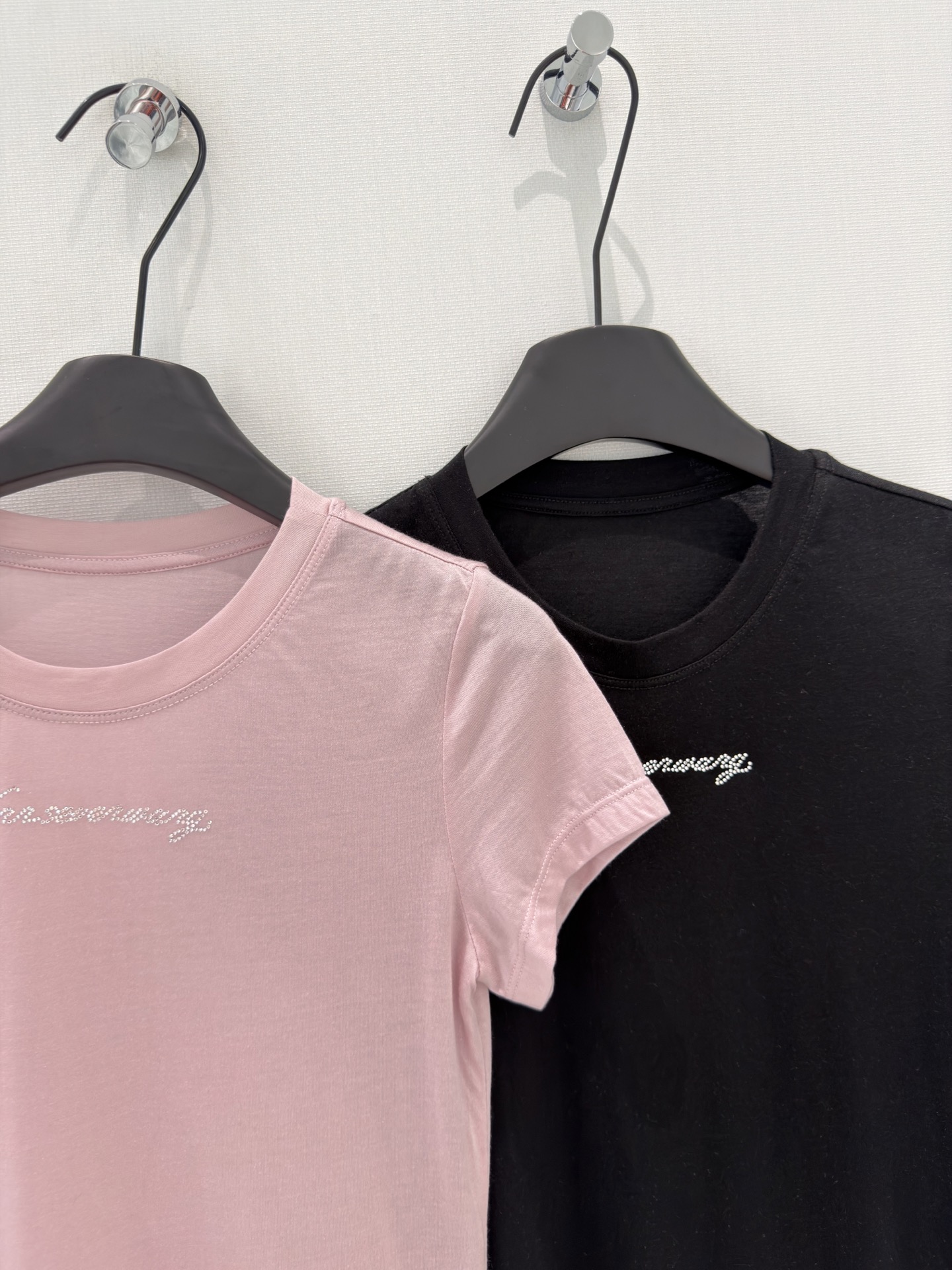 🛒𝐍𝐄𝐖 · 𝟐𝟎𝟐6/爆款现货原创 设计师 ｜2026新品烫钻𝑇𝑒𝑒定制YB材质 透气舒适 质感十足 