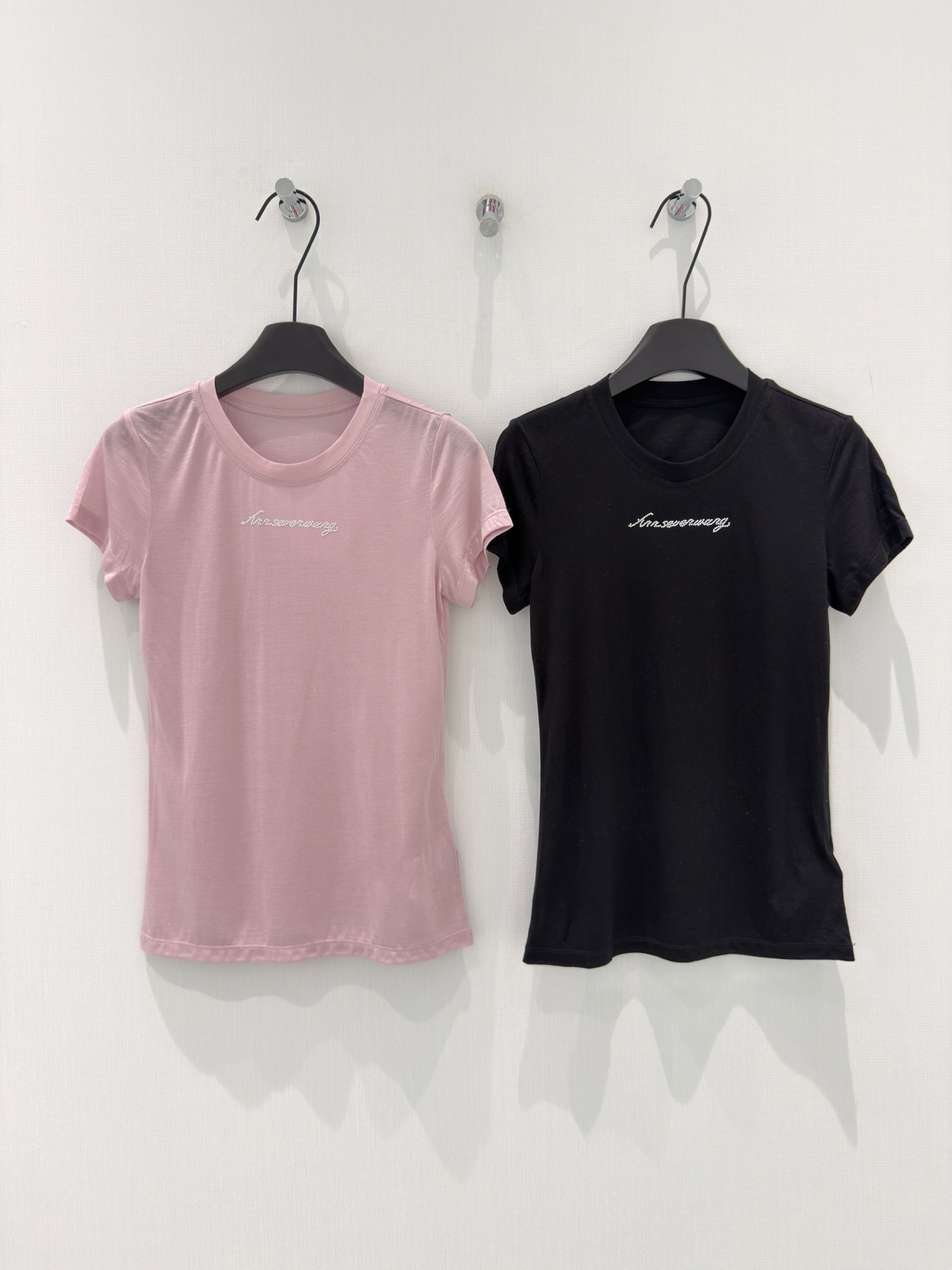 🛒𝐍𝐄𝐖 · 𝟐𝟎𝟐6/爆款现货原创 设计师 ｜2026新品烫钻𝑇𝑒𝑒定制YB材质 透气舒适 质感十足 