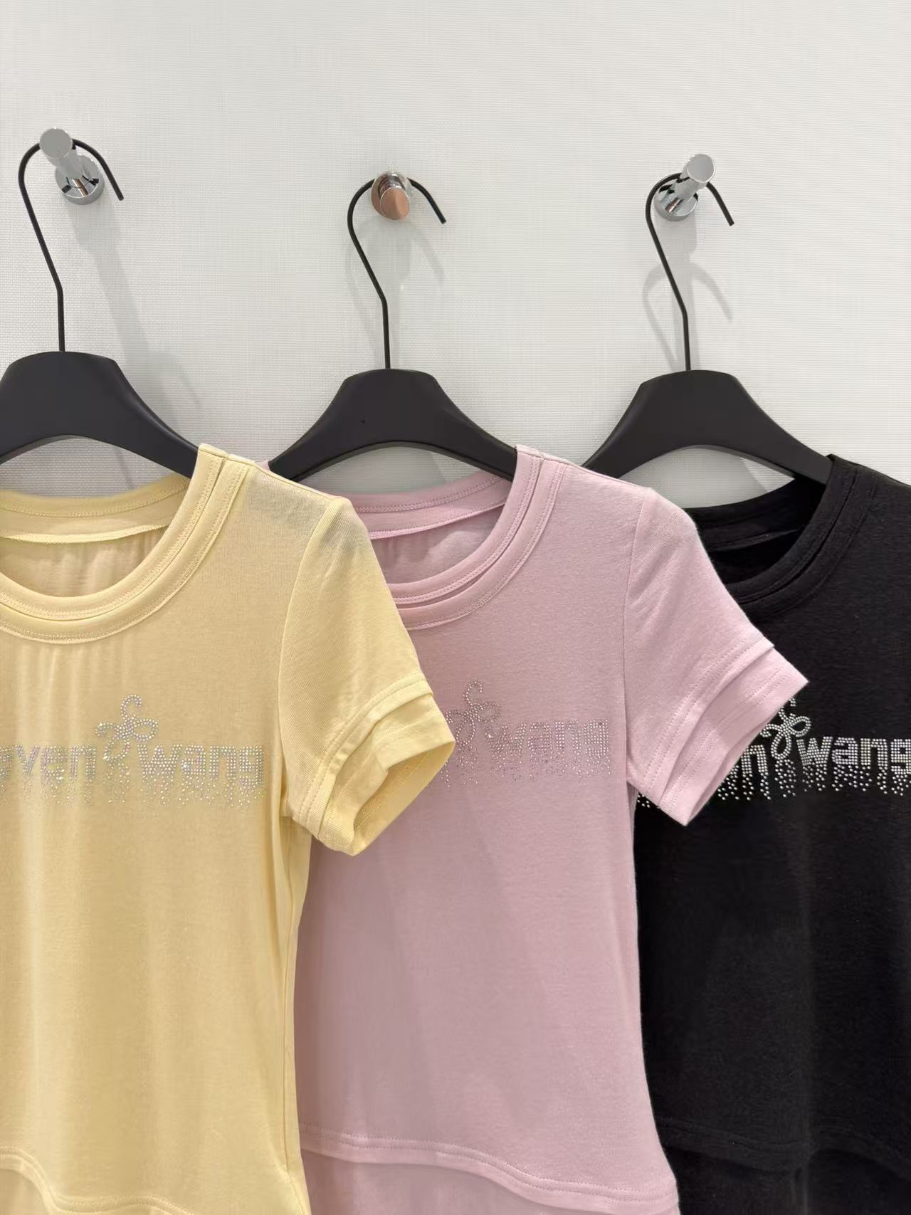 🛒𝐍𝐄𝐖 · 𝟐𝟎𝟐6/爆款现货原创 设计师 ｜2026新品烫钻𝑇𝑒𝑒定制YB材质 透气舒适 质感十足 