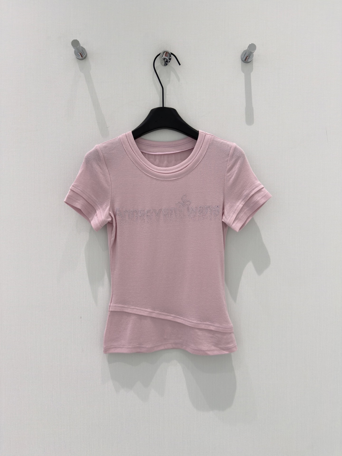 🛒𝐍𝐄𝐖 · 𝟐𝟎𝟐6/爆款现货原创 设计师 ｜2026新品烫钻𝑇𝑒𝑒定制YB材质 透气舒适 质感十足 