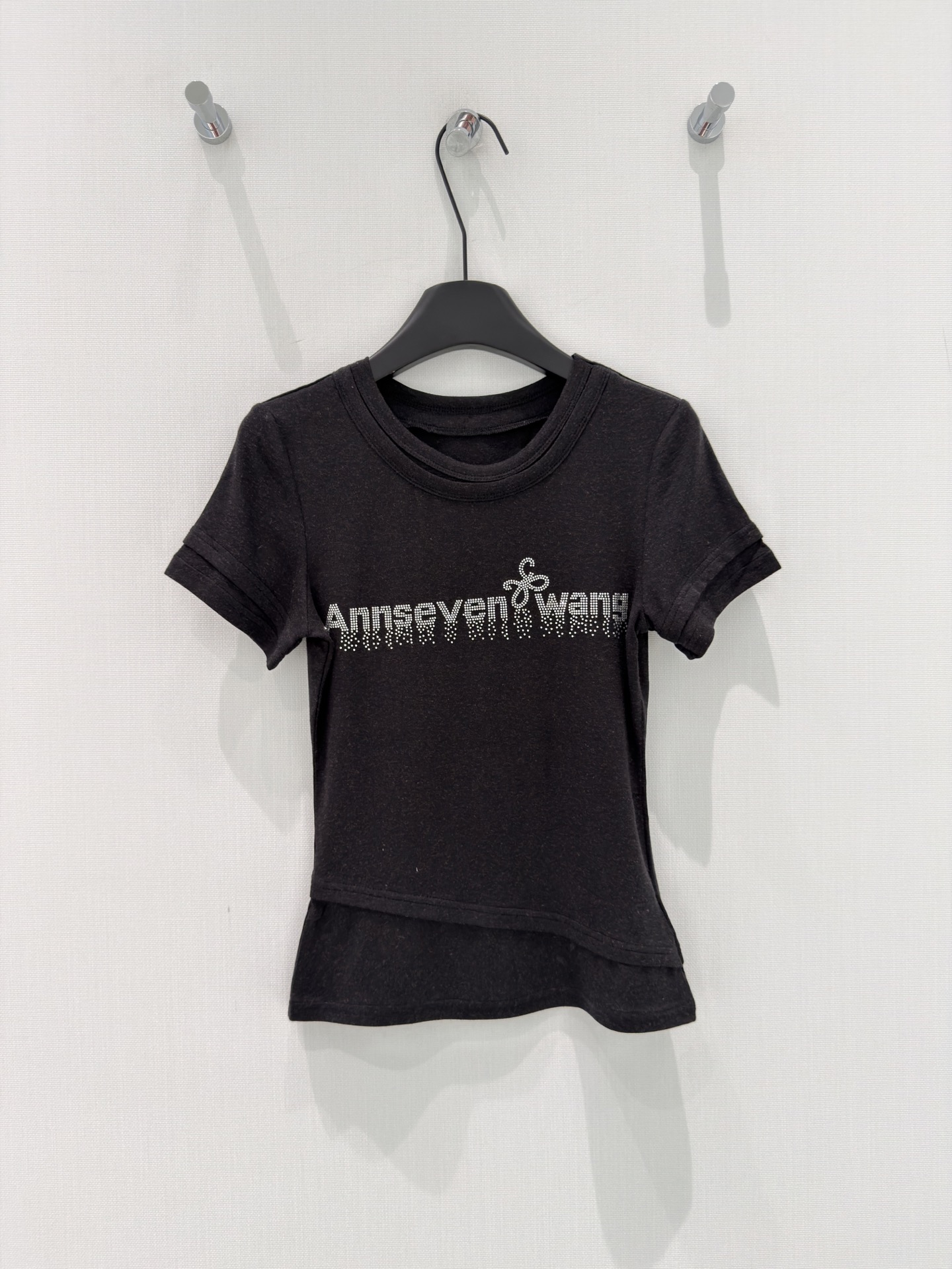 🛒𝐍𝐄𝐖 · 𝟐𝟎𝟐6/爆款现货原创 设计师 ｜2026新品烫钻𝑇𝑒𝑒定制YB材质 透气舒适 质感十足 