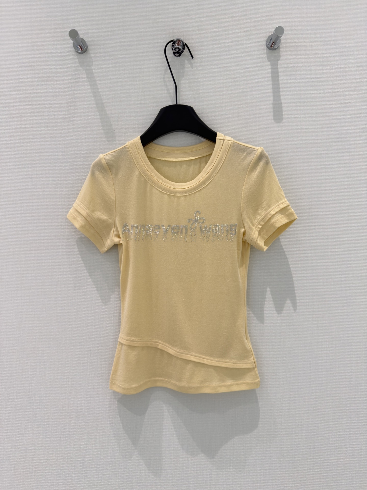 🛒𝐍𝐄𝐖 · 𝟐𝟎𝟐6/爆款现货原创 设计师 ｜2026新品烫钻𝑇𝑒𝑒定制YB材质 透气舒适 质感十足 