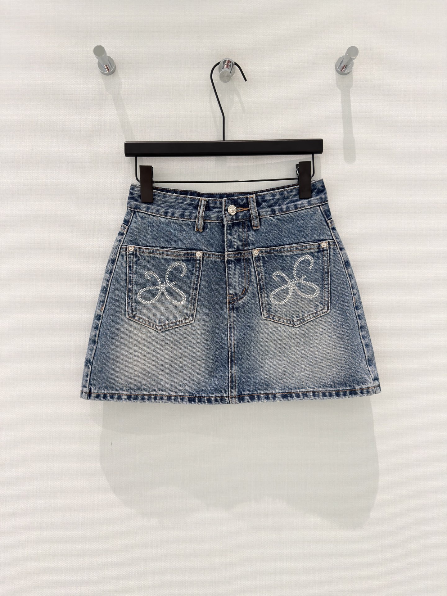 🛒𝐍𝐄𝐖 · 𝟐𝟎𝟐6/爆款现货原创 设计师｜26新款双口袋烫钻裤裙色系搭配非常好看，瘦身设计，版型上身