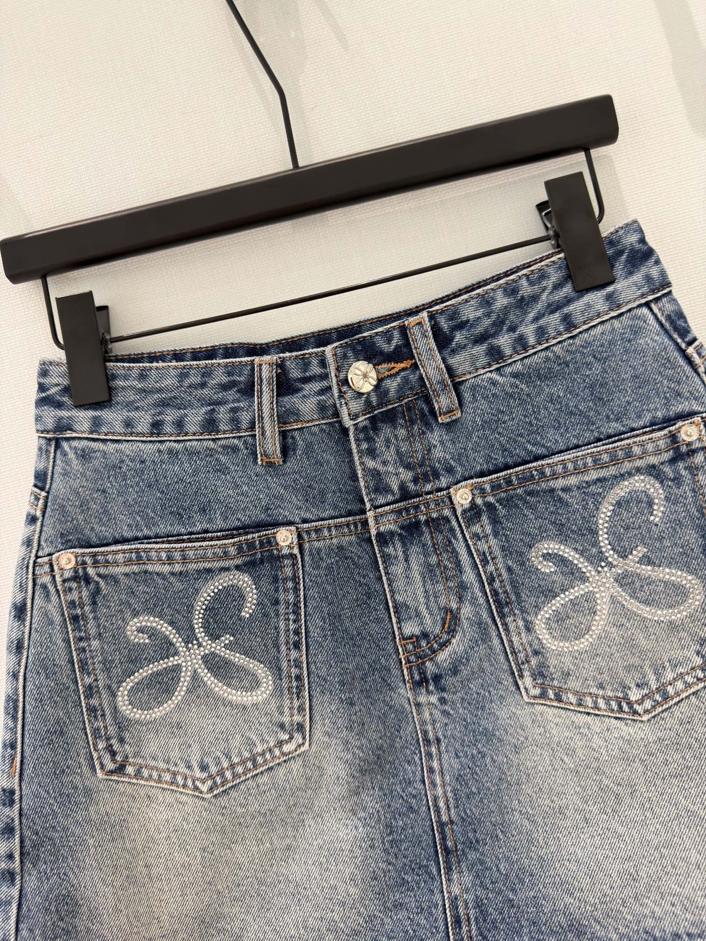 🛒𝐍𝐄𝐖 · 𝟐𝟎𝟐6/爆款现货原创 设计师｜26新款双口袋烫钻裤裙色系搭配非常好看，瘦身设计，版型上身