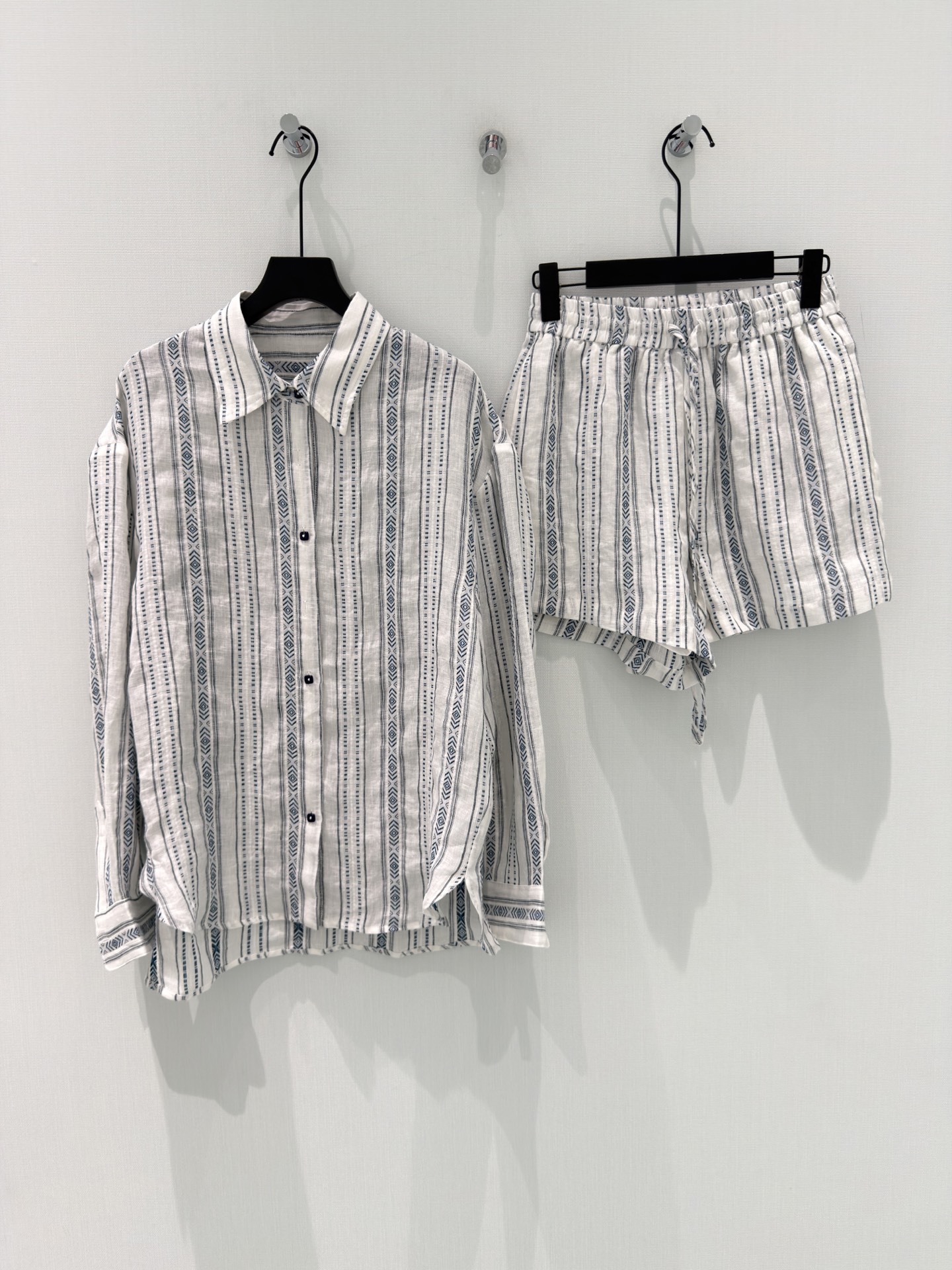 🛒𝐍𝐄𝐖 · 𝟐𝟎𝟐6/爆款现货【春夏上新】设计师｜26新品亚麻衬衫套装！高端定绣花衬衫，搭配松紧抽绳短