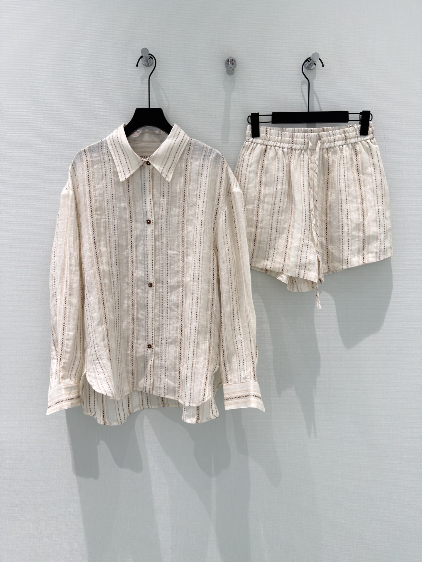 🛒𝐍𝐄𝐖 · 𝟐𝟎𝟐6/爆款现货【春夏上新】设计师｜26新品亚麻衬衫套装！高端定绣花衬衫，搭配松紧抽绳短