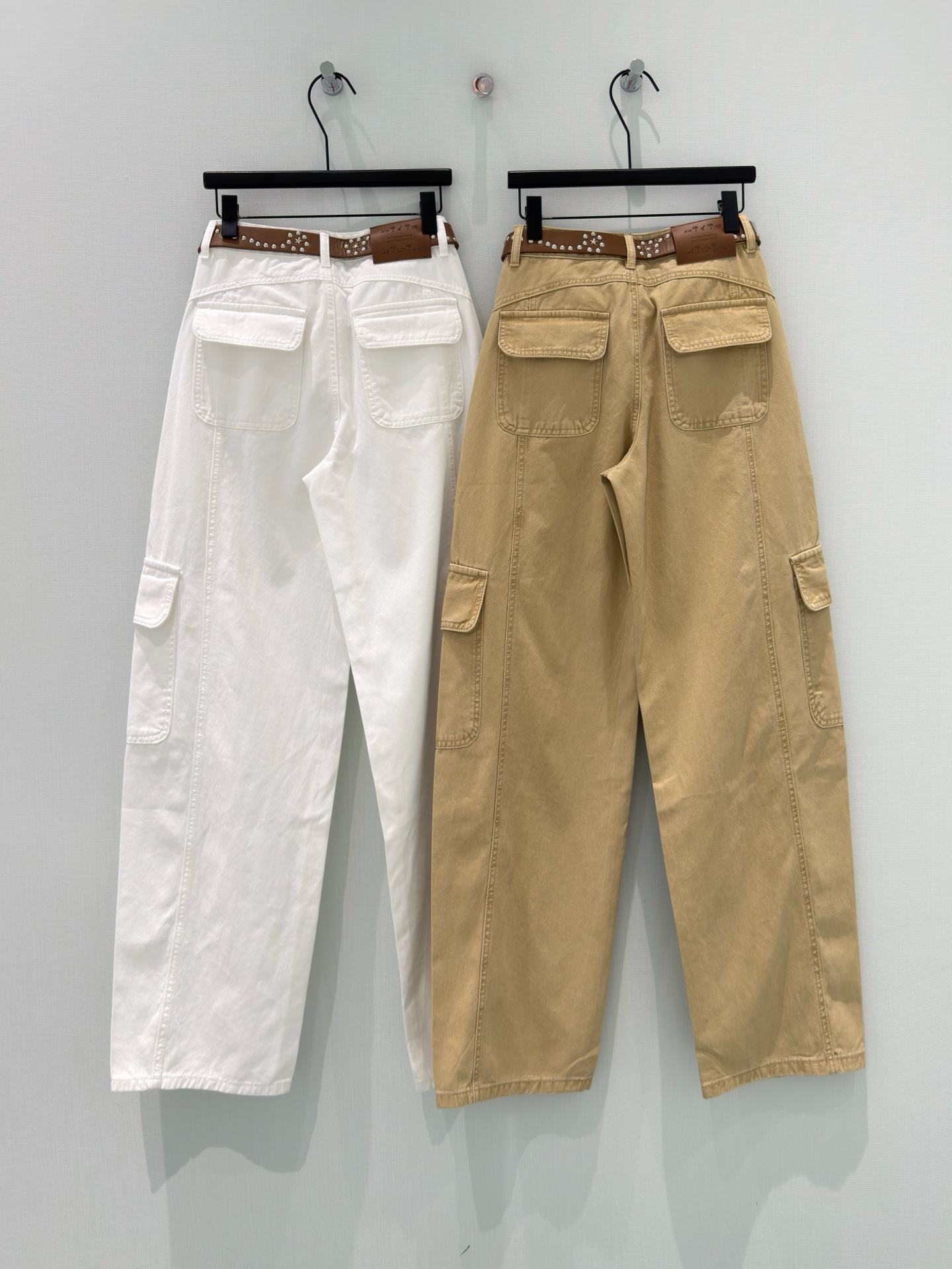 🛒𝐍𝐄𝐖 · 𝟐𝟎𝟐6/爆款现货原创 设计师｜双口袋工装式牛仔裤采用高端定制面料，牛仔穿起来非常舒适，常