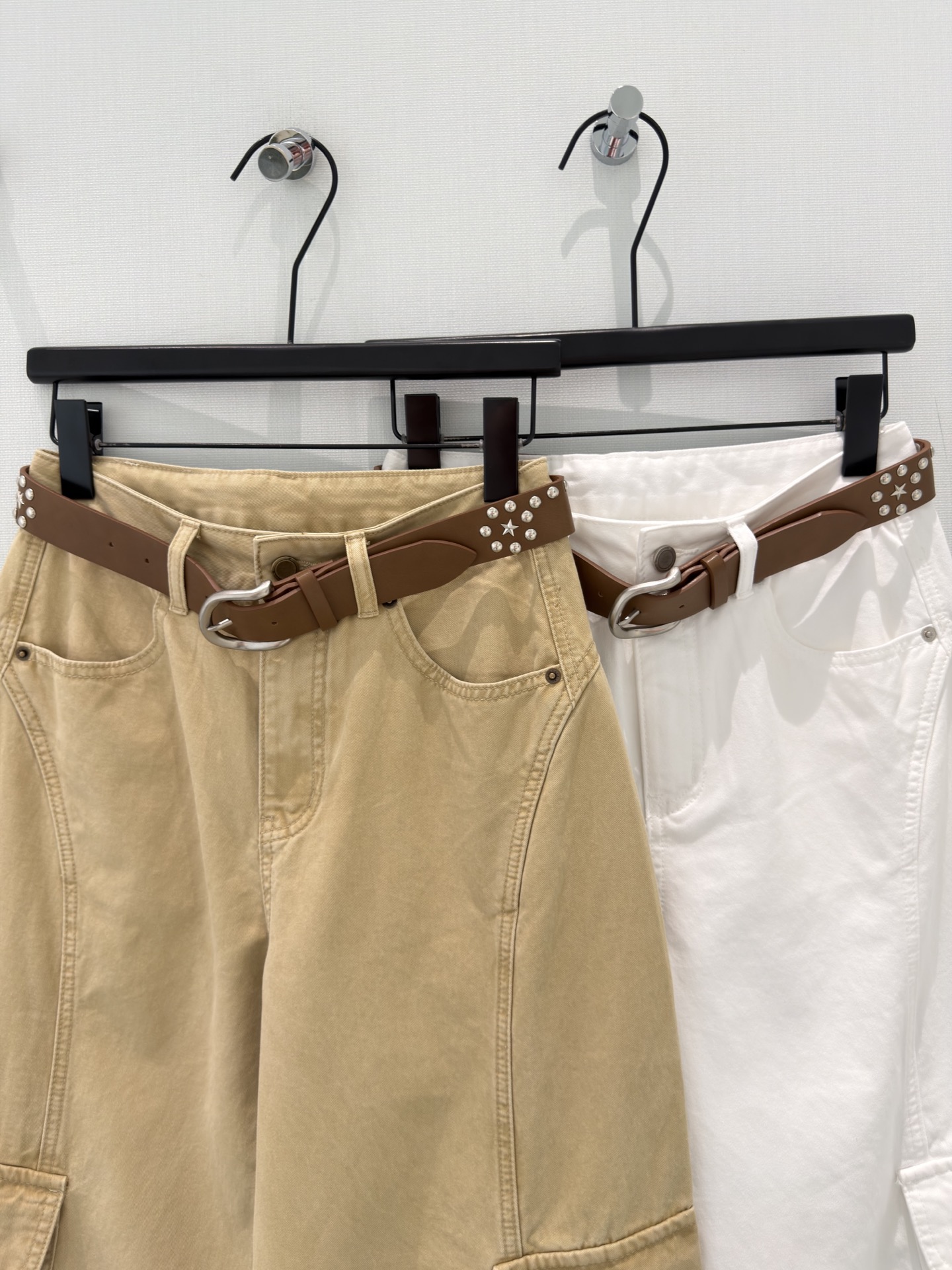 🛒𝐍𝐄𝐖 · 𝟐𝟎𝟐6/爆款现货原创 设计师｜双口袋工装式牛仔裤采用高端定制面料，牛仔穿起来非常舒适，常