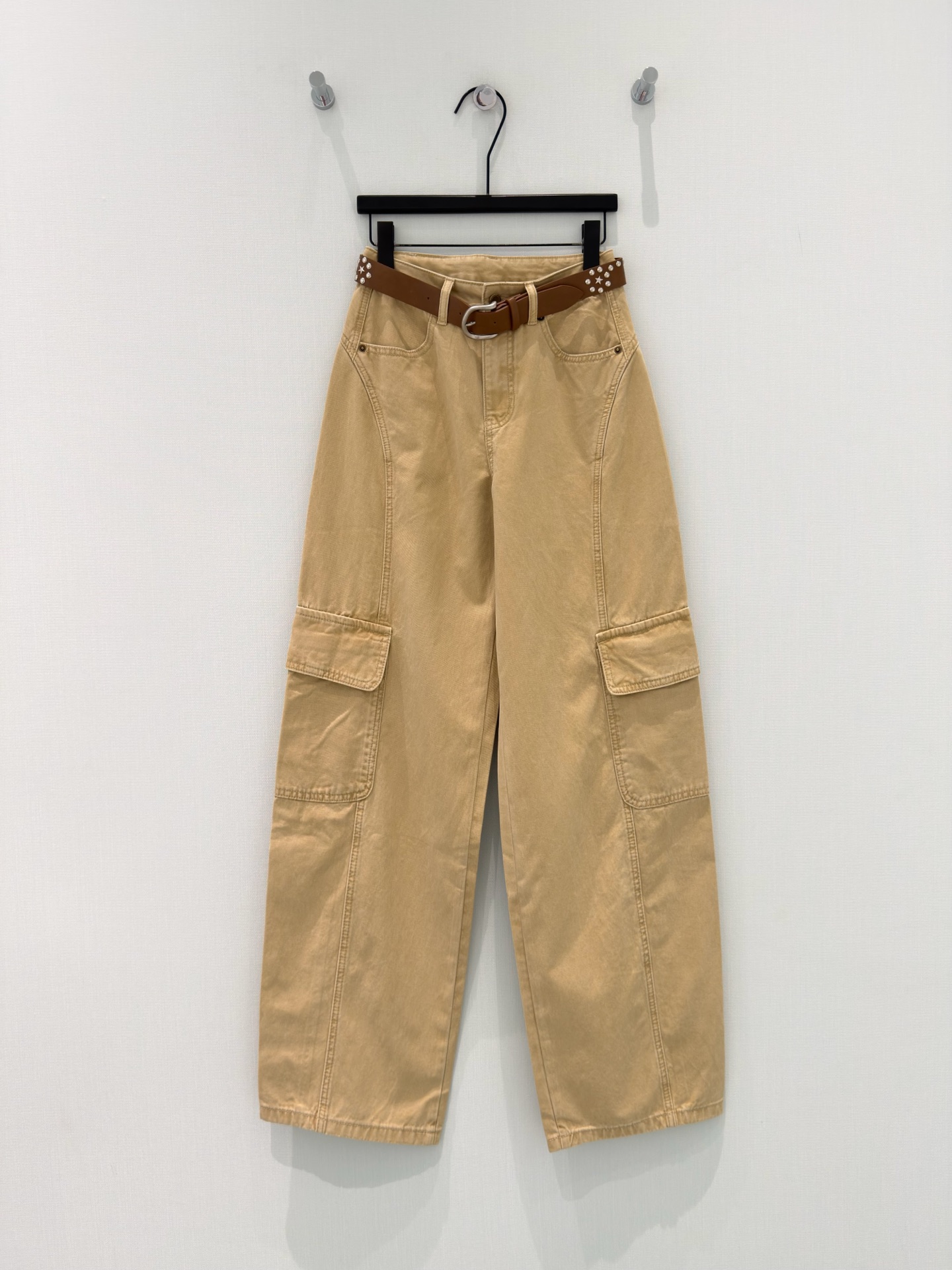 🛒𝐍𝐄𝐖 · 𝟐𝟎𝟐6/爆款现货原创 设计师｜双口袋工装式牛仔裤采用高端定制面料，牛仔穿起来非常舒适，常