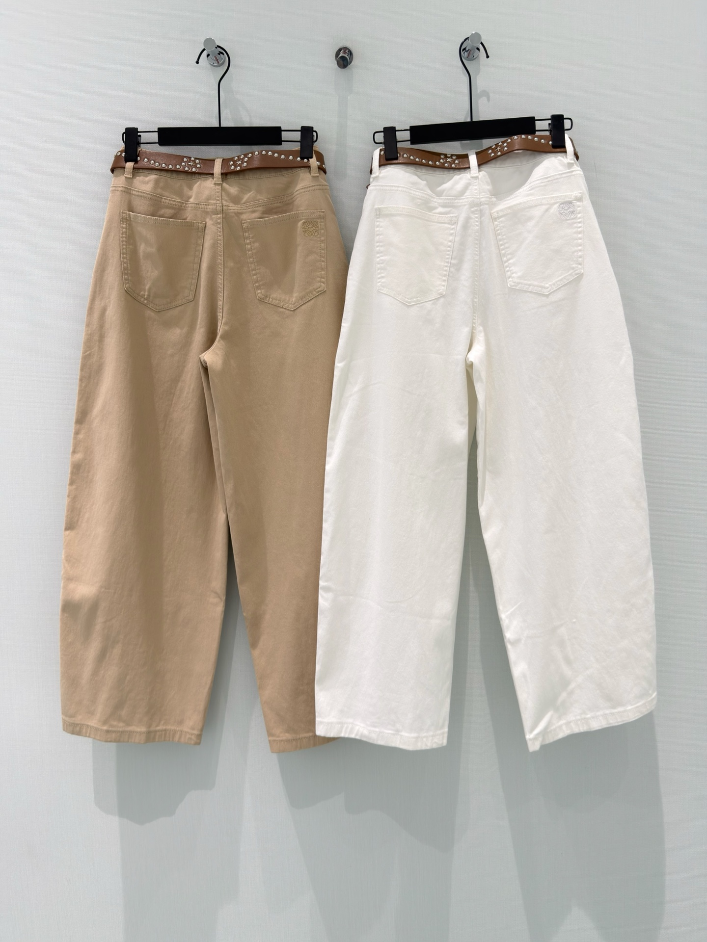 🛒𝐍𝐄𝐖 · 𝟐𝟎𝟐6/爆款现货原创 设计师｜刺绣八分牛仔裤采用高端定制面料，牛仔穿起来非常舒适，常规设