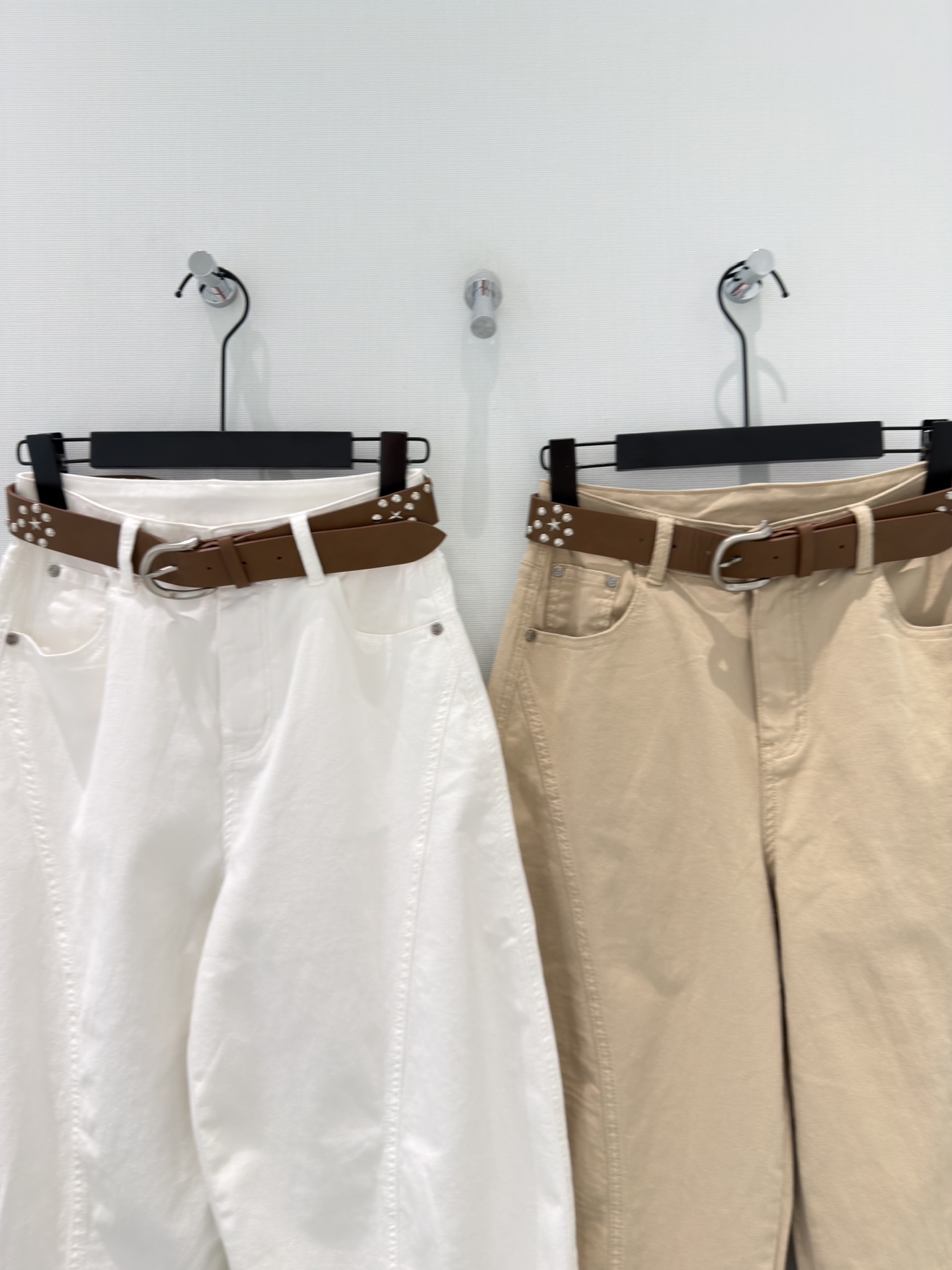 🛒𝐍𝐄𝐖 · 𝟐𝟎𝟐6/爆款现货原创 设计师｜刺绣八分牛仔裤采用高端定制面料，牛仔穿起来非常舒适，常规设