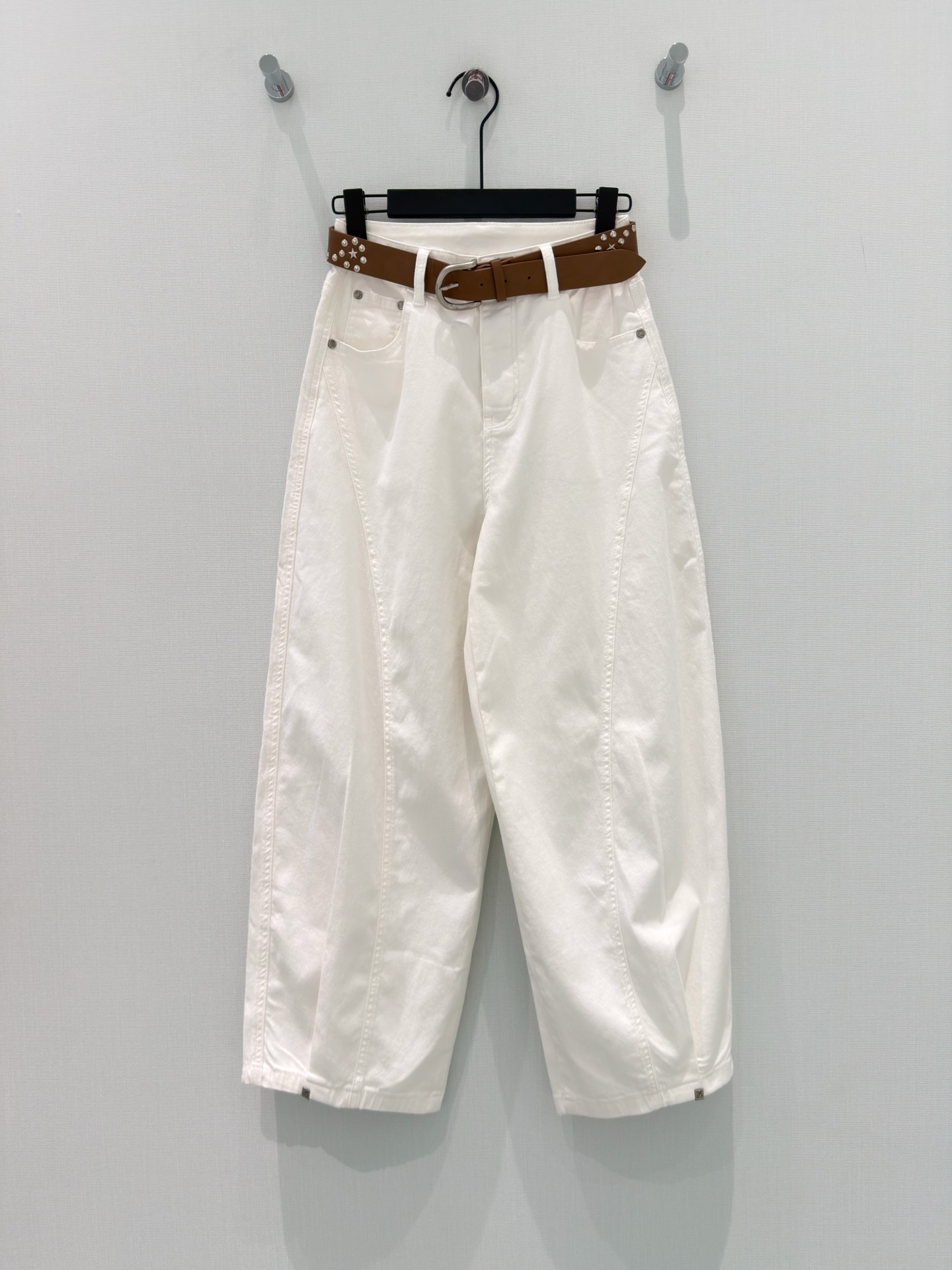 🛒𝐍𝐄𝐖 · 𝟐𝟎𝟐6/爆款现货原创 设计师｜刺绣八分牛仔裤采用高端定制面料，牛仔穿起来非常舒适，常规设