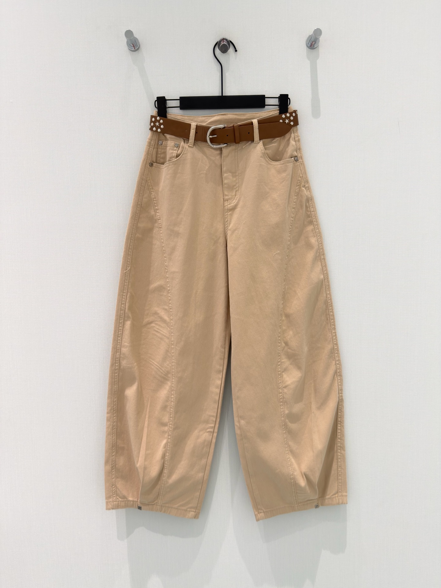 🛒𝐍𝐄𝐖 · 𝟐𝟎𝟐6/爆款现货原创 设计师｜刺绣八分牛仔裤采用高端定制面料，牛仔穿起来非常舒适，常规设