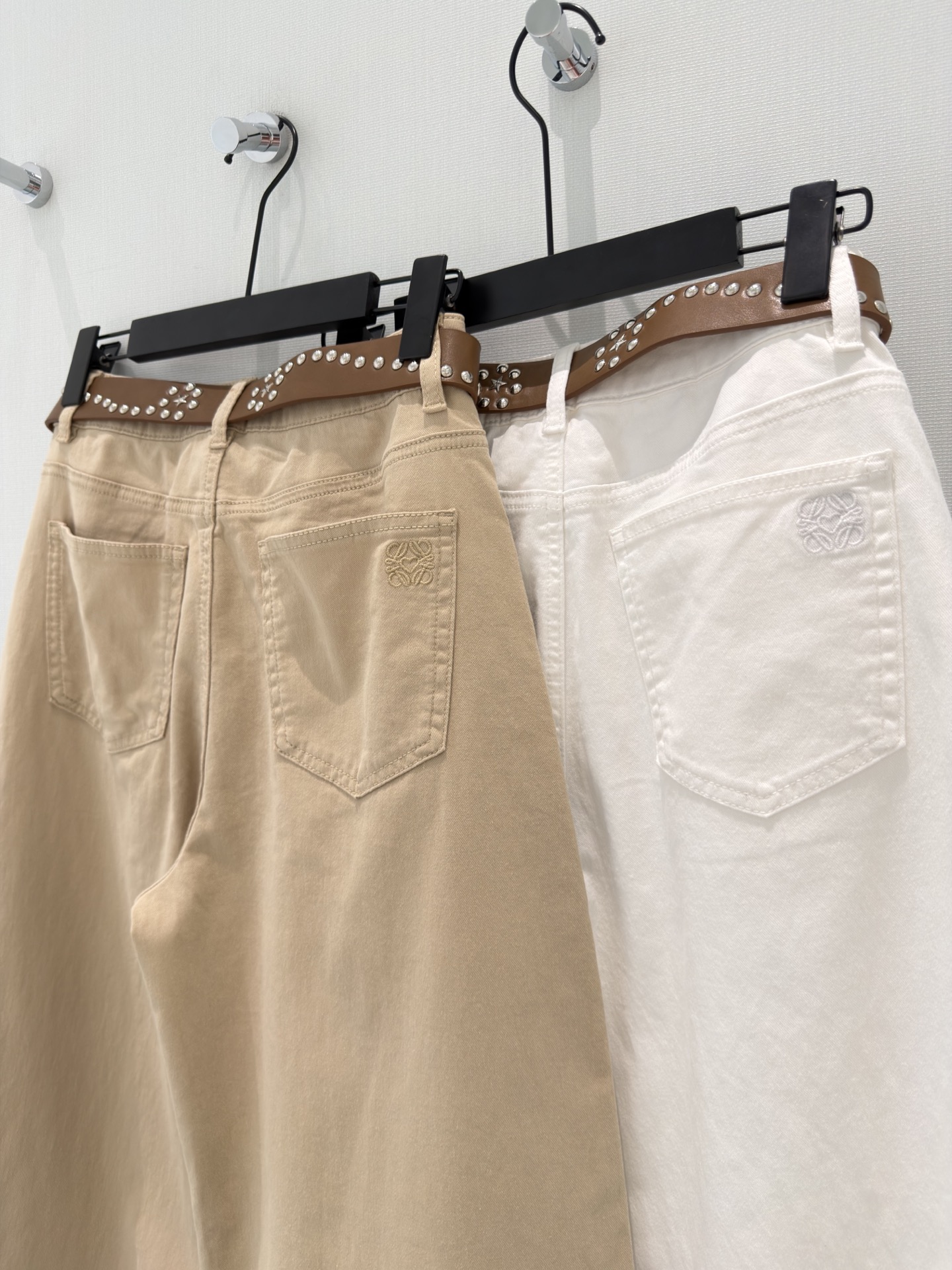 🛒𝐍𝐄𝐖 · 𝟐𝟎𝟐6/爆款现货原创 设计师｜刺绣八分牛仔裤采用高端定制面料，牛仔穿起来非常舒适，常规设