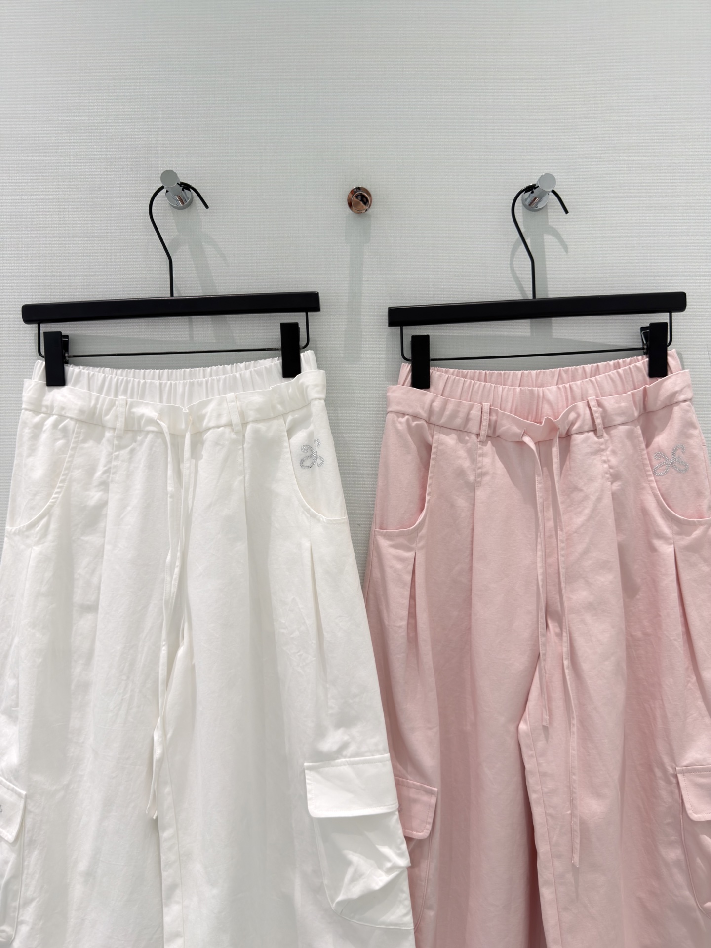 🛒𝐍𝐄𝐖 · 𝟐𝟎𝟐6/爆款现货【春夏上新】设计师原创｜抽绳工装式阔腿休闲裤颜色百搭高级 定制版型尽显高