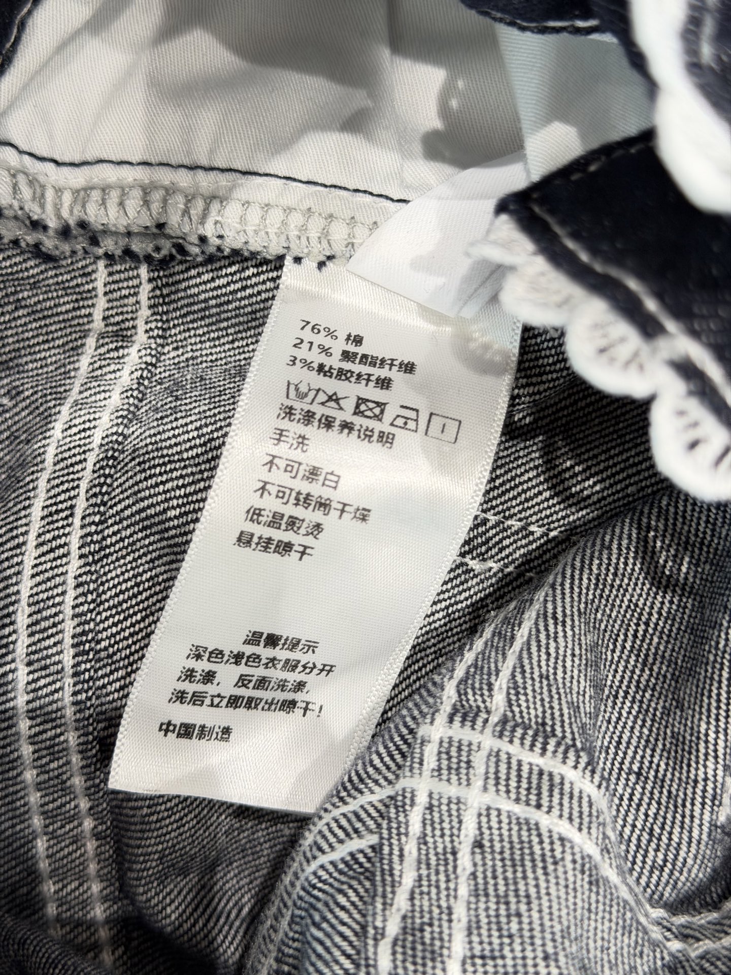 🛒𝐍𝐄𝐖 · 𝟐𝟎𝟐6/爆款现货【原单品质】Cha*｜小香风订制花边拼接烫钻直筒牛仔裤采用高端定制面料，