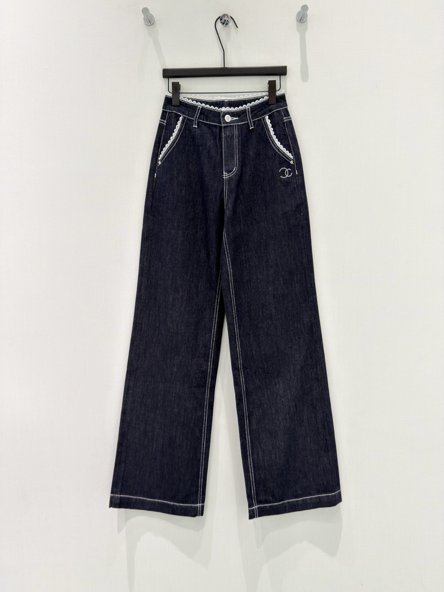 🛒𝐍𝐄𝐖 · 𝟐𝟎𝟐6/爆款现货【原单品质】Cha*｜小香风订制花边拼接烫钻直筒牛仔裤采用高端定制面料，