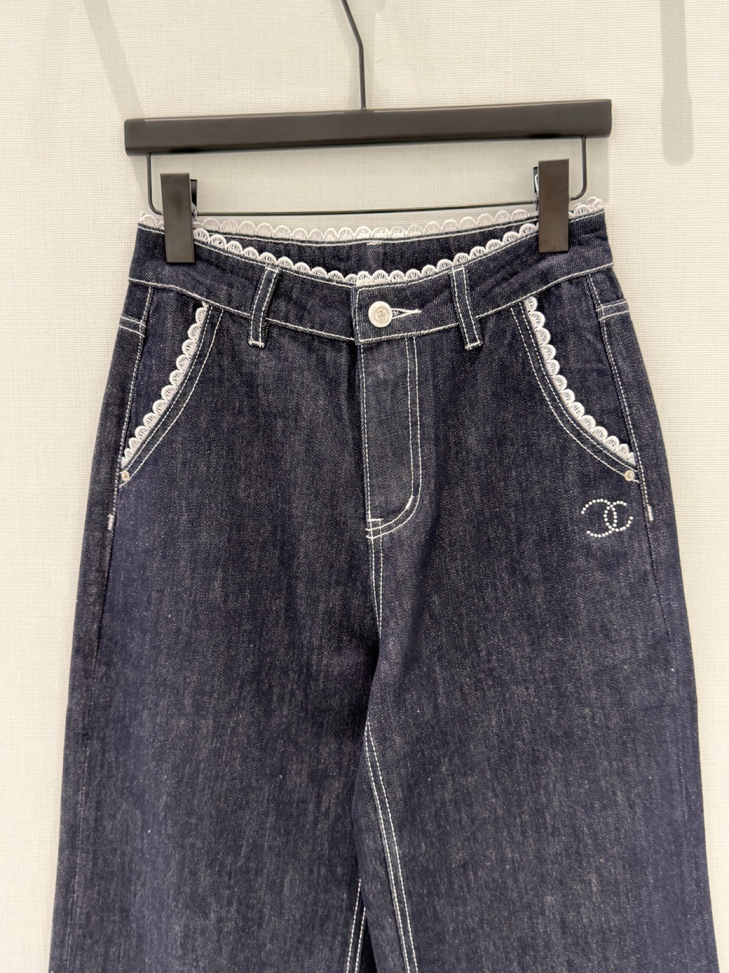 🛒𝐍𝐄𝐖 · 𝟐𝟎𝟐6/爆款现货【原单品质】Cha*｜小香风订制花边拼接烫钻直筒牛仔裤采用高端定制面料，