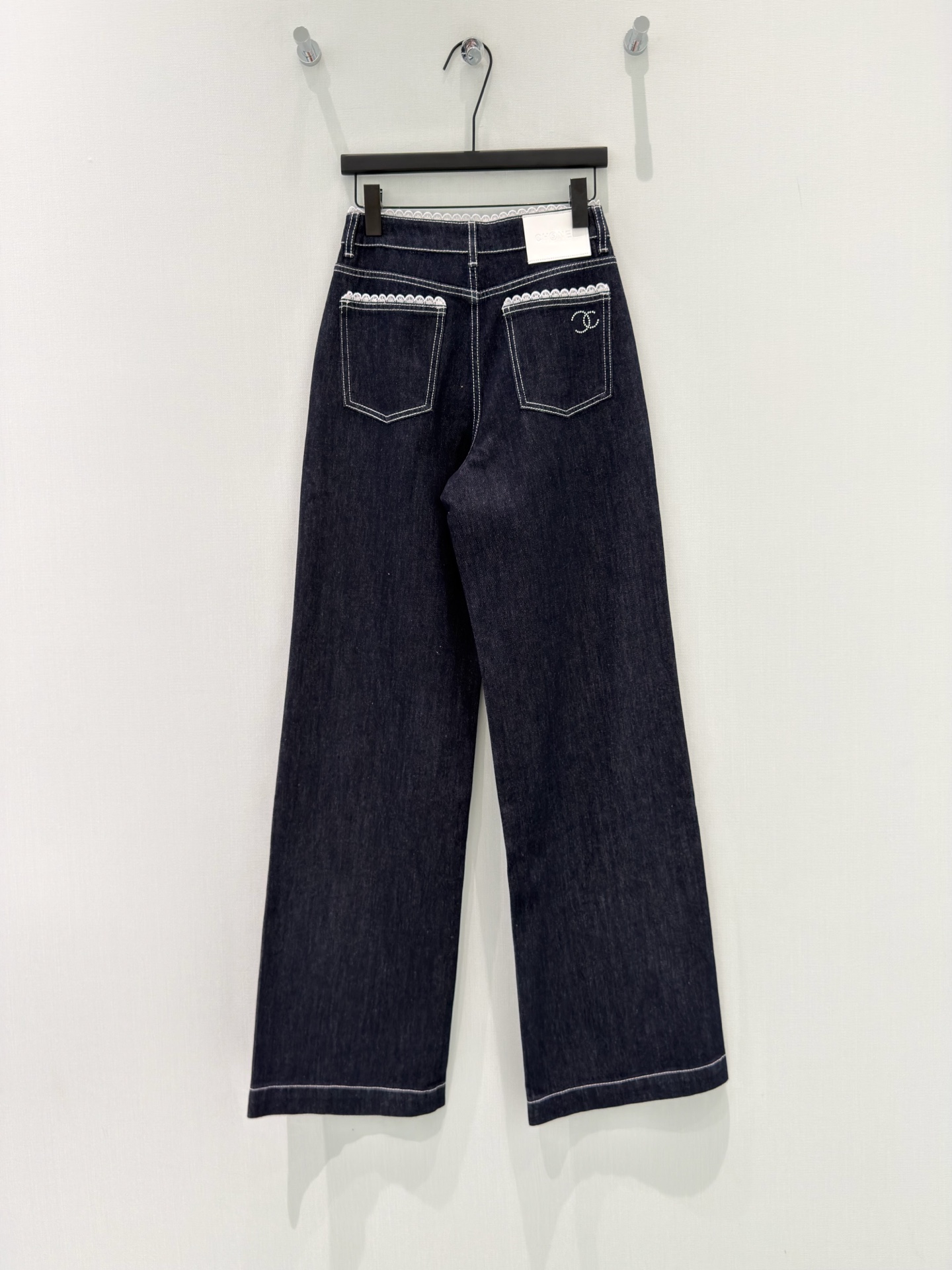 🛒𝐍𝐄𝐖 · 𝟐𝟎𝟐6/爆款现货【原单品质】Cha*｜小香风订制花边拼接烫钻直筒牛仔裤采用高端定制面料，