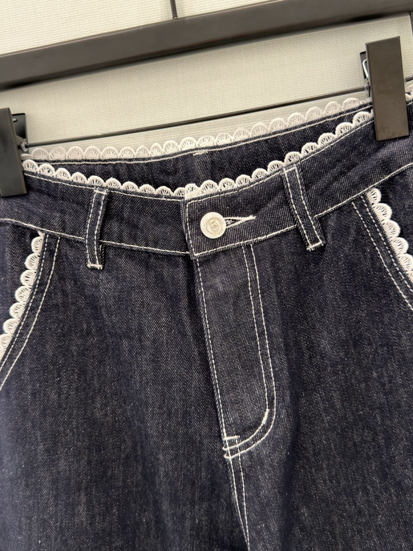 🛒𝐍𝐄𝐖 · 𝟐𝟎𝟐6/爆款现货【原单品质】Cha*｜小香风订制花边拼接烫钻直筒牛仔裤采用高端定制面料，