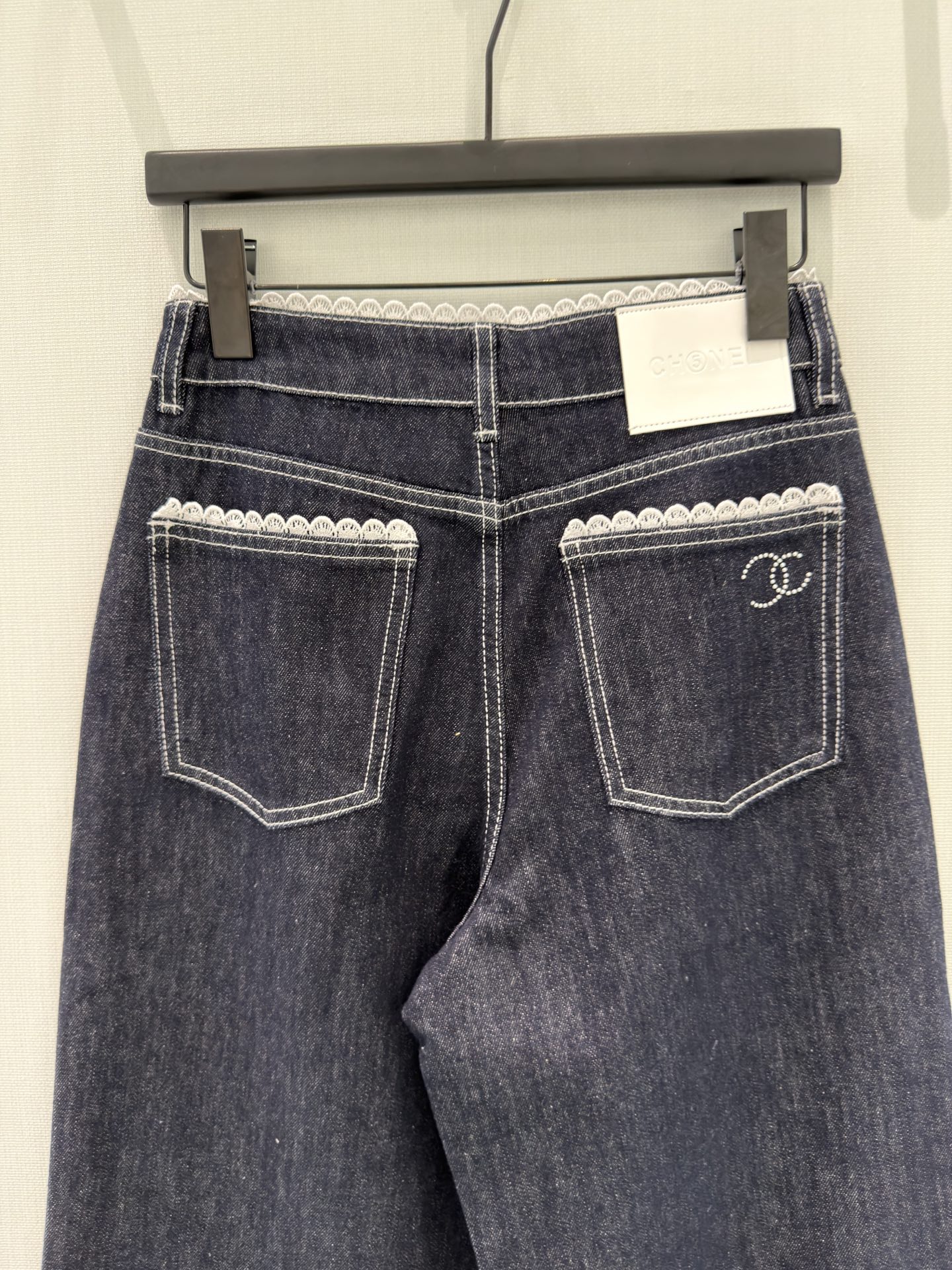 🛒𝐍𝐄𝐖 · 𝟐𝟎𝟐6/爆款现货【原单品质】Cha*｜小香风订制花边拼接烫钻直筒牛仔裤采用高端定制面料，