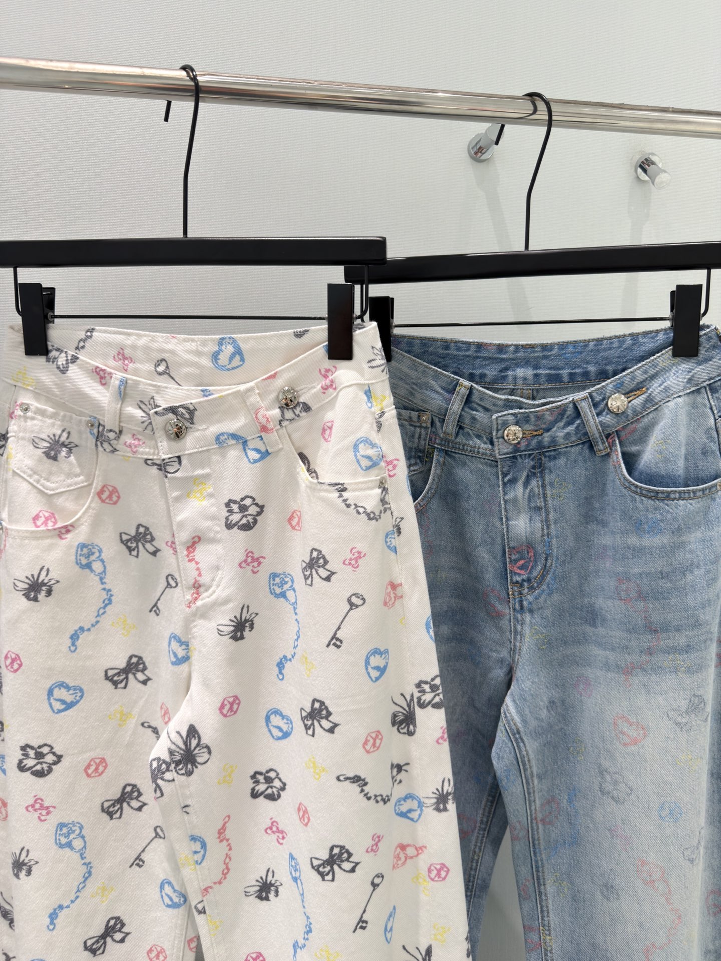 🛒𝐍𝐄𝐖 · 𝟐𝟎𝟐6/爆款现货原创 克罗星｜经典印花微镰牛仔裤采用高端定制面料，牛仔穿起来非常舒适，常