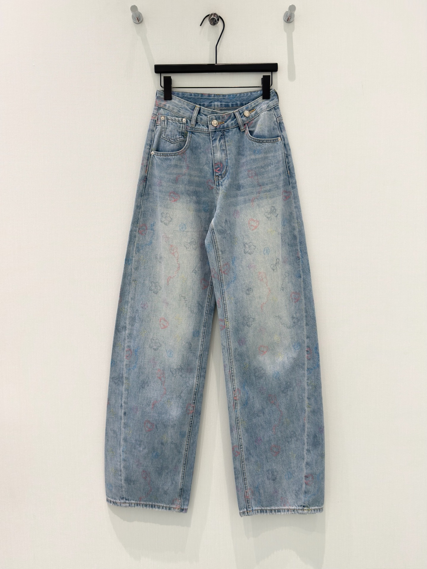 🛒𝐍𝐄𝐖 · 𝟐𝟎𝟐6/爆款现货原创 克罗星｜经典印花微镰牛仔裤采用高端定制面料，牛仔穿起来非常舒适，常