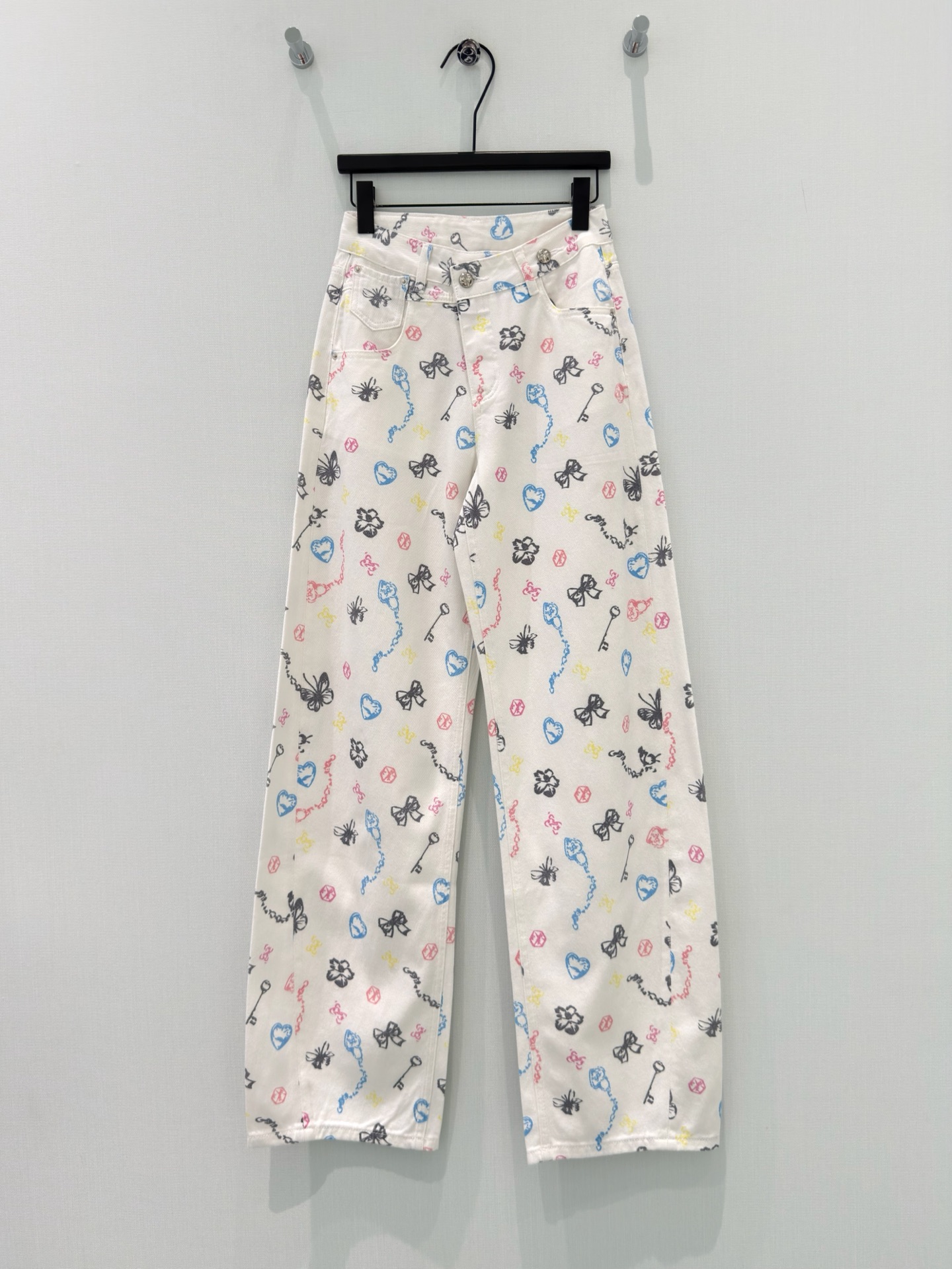 🛒𝐍𝐄𝐖 · 𝟐𝟎𝟐6/爆款现货原创 克罗星｜经典印花微镰牛仔裤采用高端定制面料，牛仔穿起来非常舒适，常