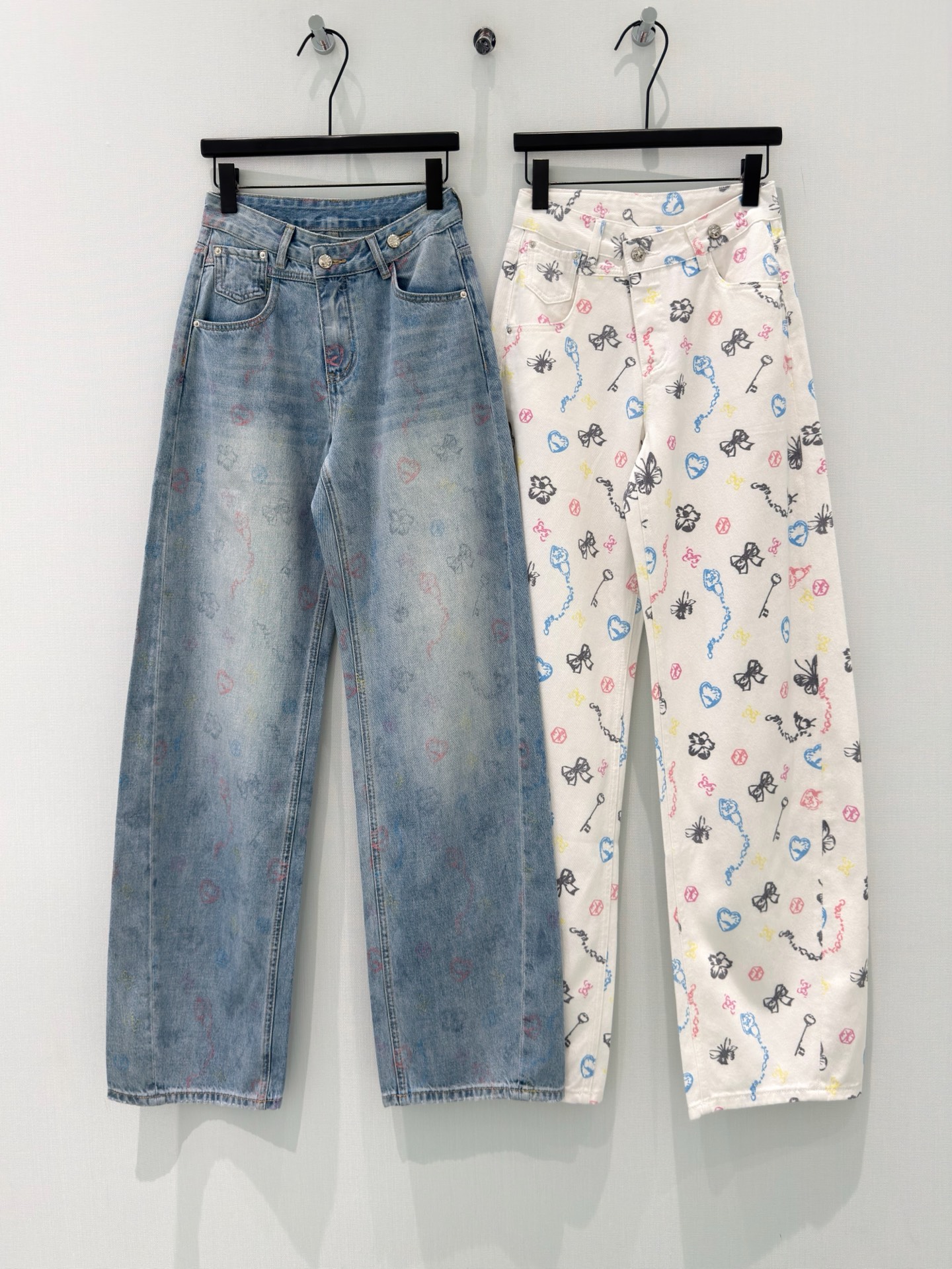 🛒𝐍𝐄𝐖 · 𝟐𝟎𝟐6/爆款现货原创 克罗星｜经典印花微镰牛仔裤采用高端定制面料，牛仔穿起来非常舒适，常