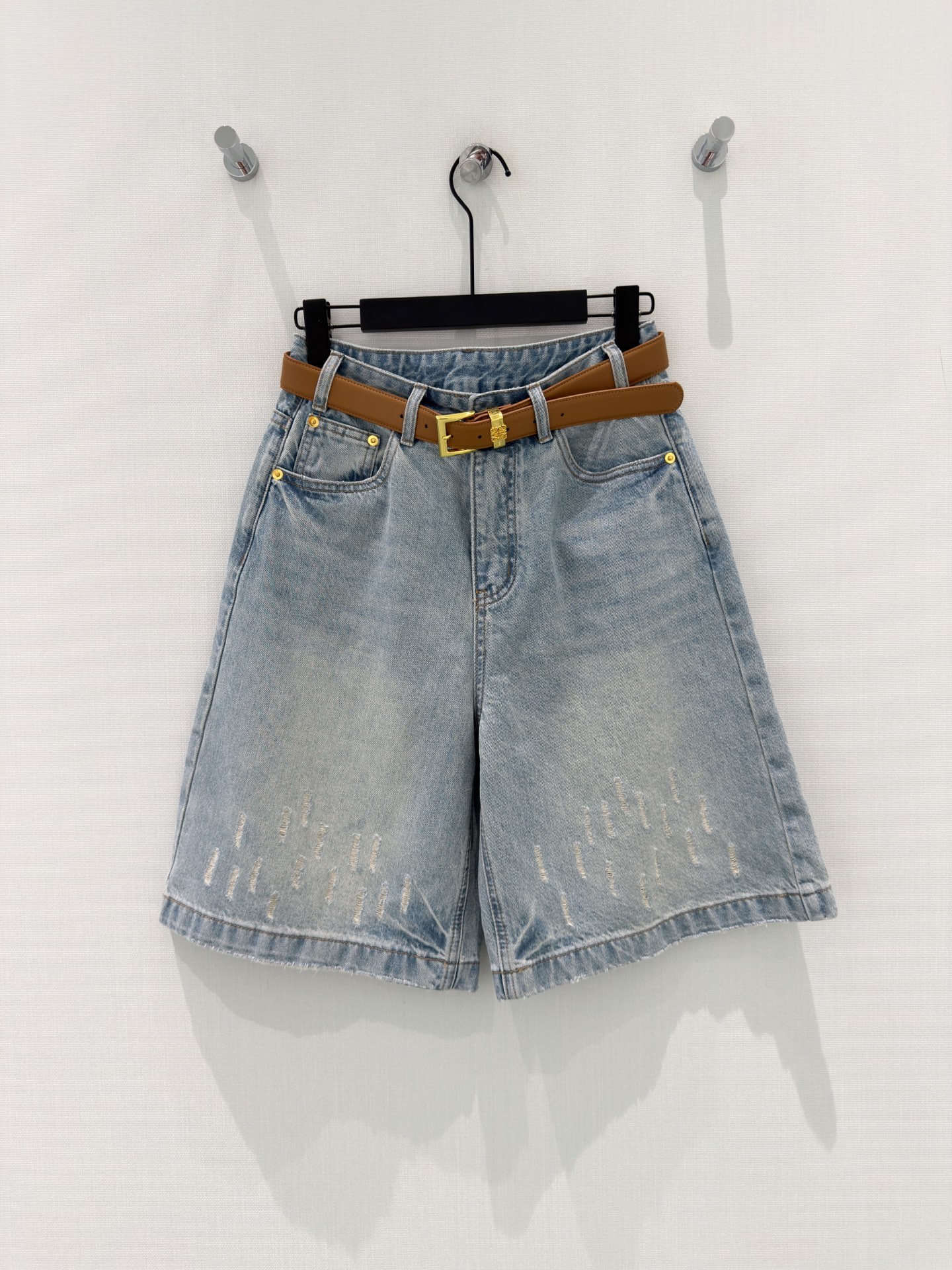 🛒𝐍𝐄𝐖 · 𝟐𝟎𝟐6/爆款现货设计师 原创｜撞色刺绣腰带牛仔中裤 闭眼入的单品 随便一搭都气质感爆棚 