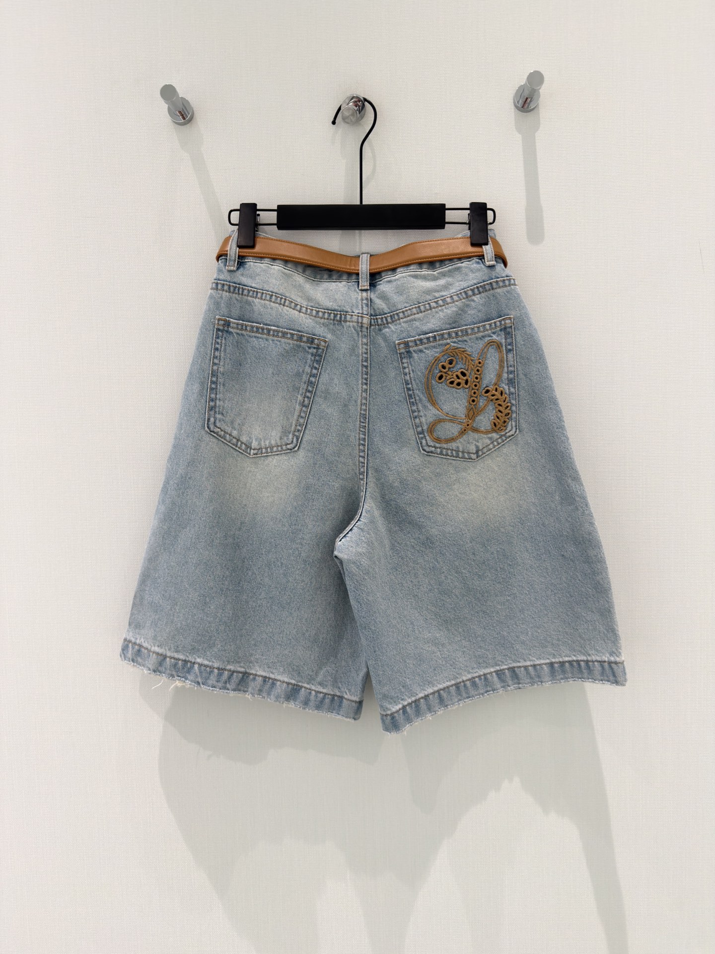 🛒𝐍𝐄𝐖 · 𝟐𝟎𝟐6/爆款现货设计师 原创｜撞色刺绣腰带牛仔中裤 闭眼入的单品 随便一搭都气质感爆棚 