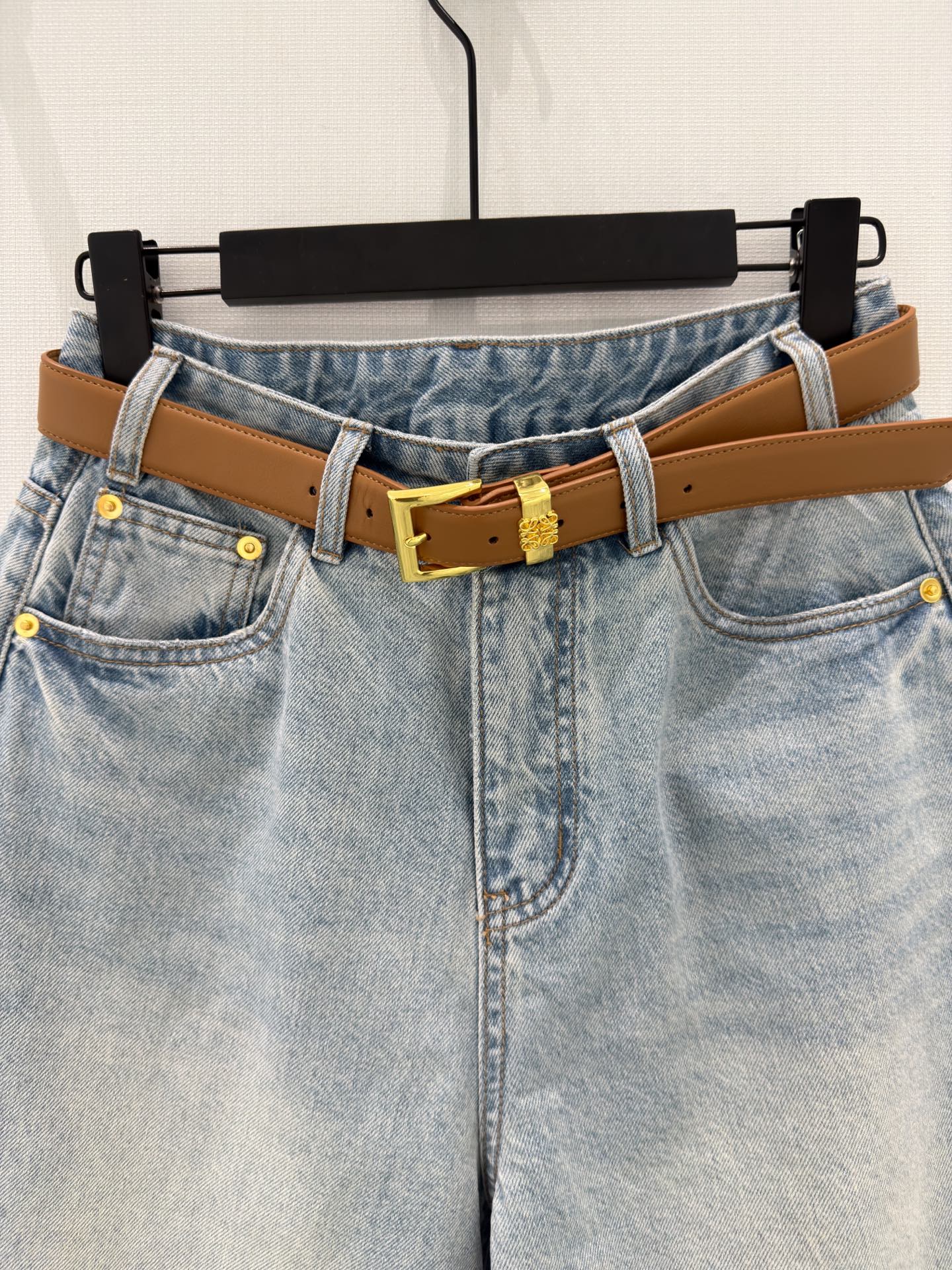 🛒𝐍𝐄𝐖 · 𝟐𝟎𝟐6/爆款现货设计师 原创｜撞色刺绣腰带牛仔中裤 闭眼入的单品 随便一搭都气质感爆棚 