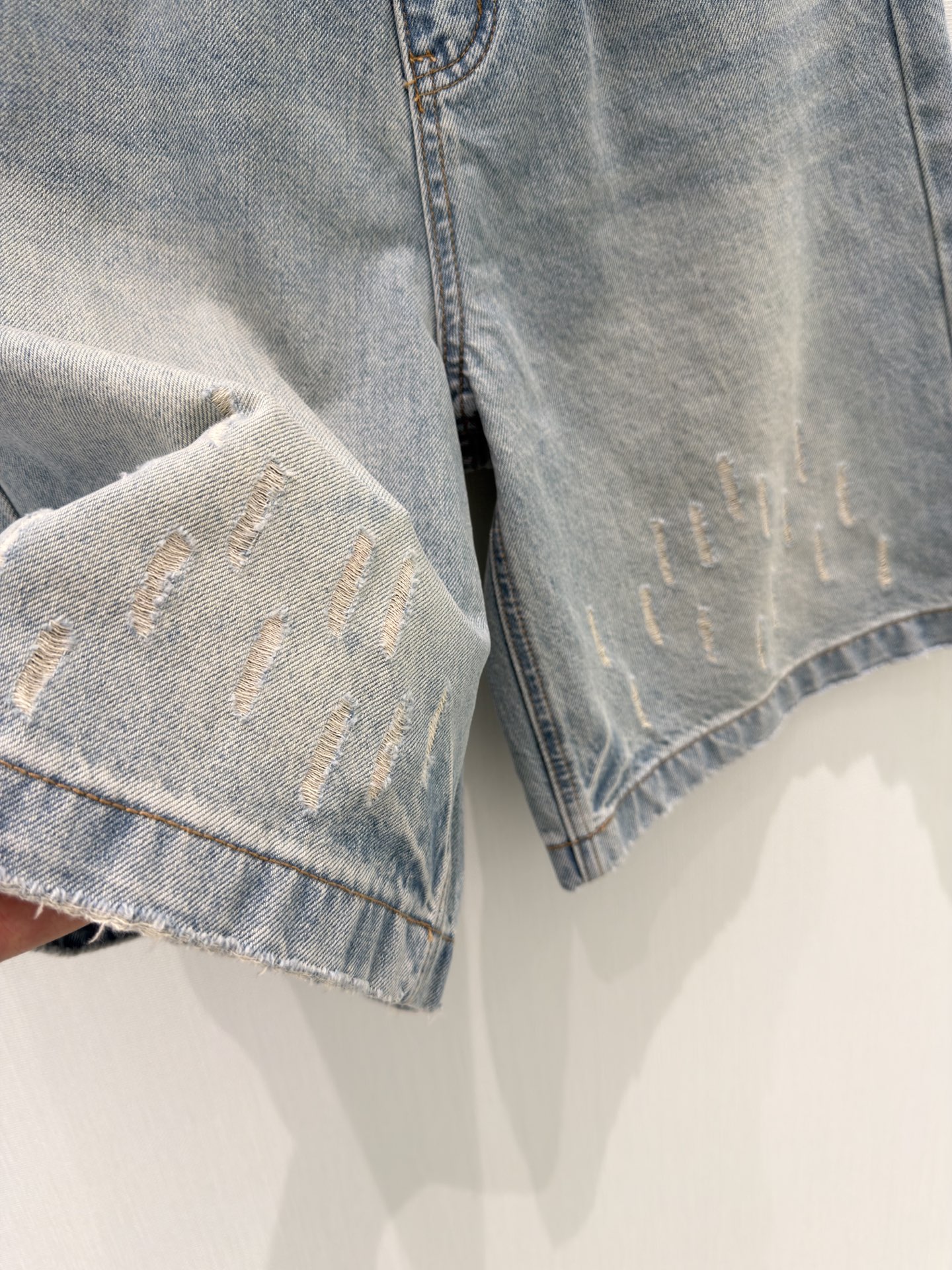 🛒𝐍𝐄𝐖 · 𝟐𝟎𝟐6/爆款现货设计师 原创｜撞色刺绣腰带牛仔中裤 闭眼入的单品 随便一搭都气质感爆棚 