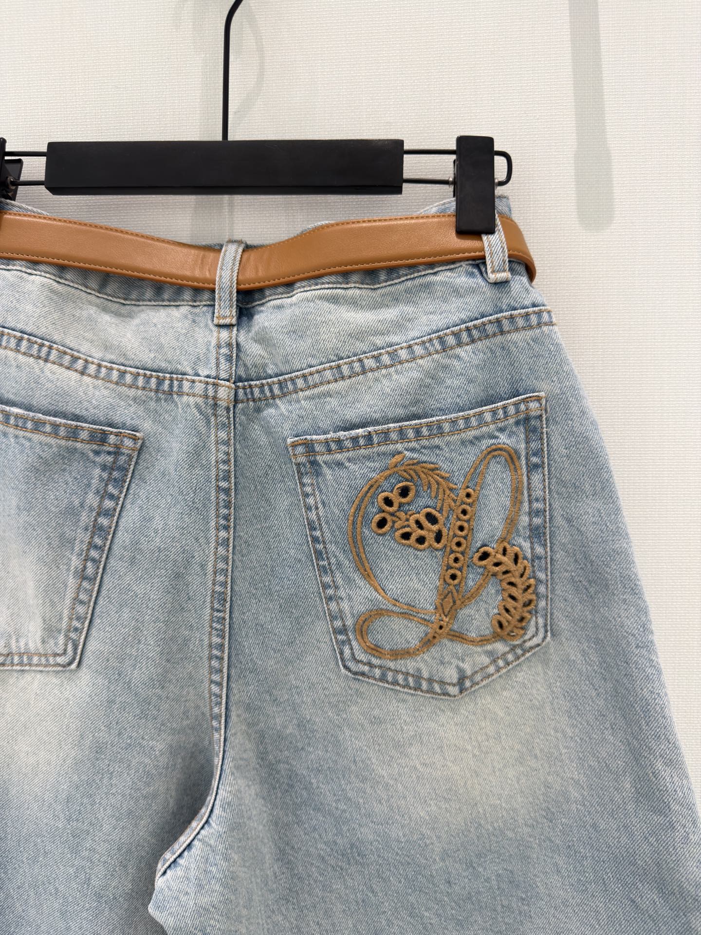 🛒𝐍𝐄𝐖 · 𝟐𝟎𝟐6/爆款现货设计师 原创｜撞色刺绣腰带牛仔中裤 闭眼入的单品 随便一搭都气质感爆棚 