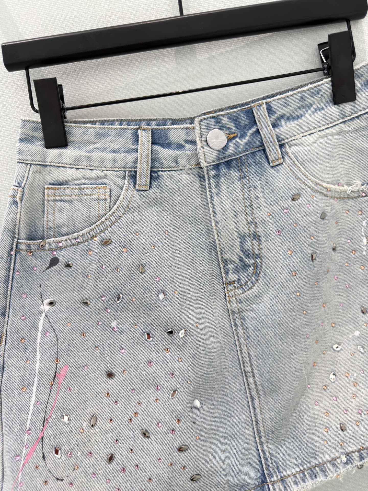 🛒𝐍𝐄𝐖 · 𝟐𝟎𝟐6/爆款现货原创 设计师｜26新款涂鸦印花烫钻裤裙色系搭配非常好看，瘦身设计，版型上