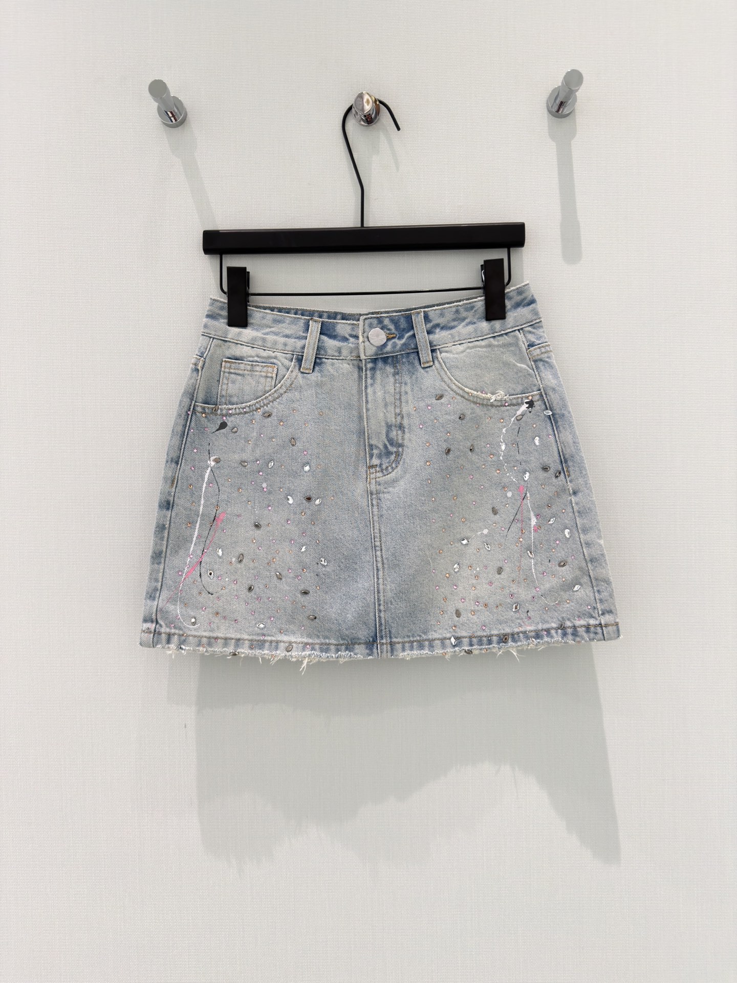 🛒𝐍𝐄𝐖 · 𝟐𝟎𝟐6/爆款现货原创 设计师｜26新款涂鸦印花烫钻裤裙色系搭配非常好看，瘦身设计，版型上