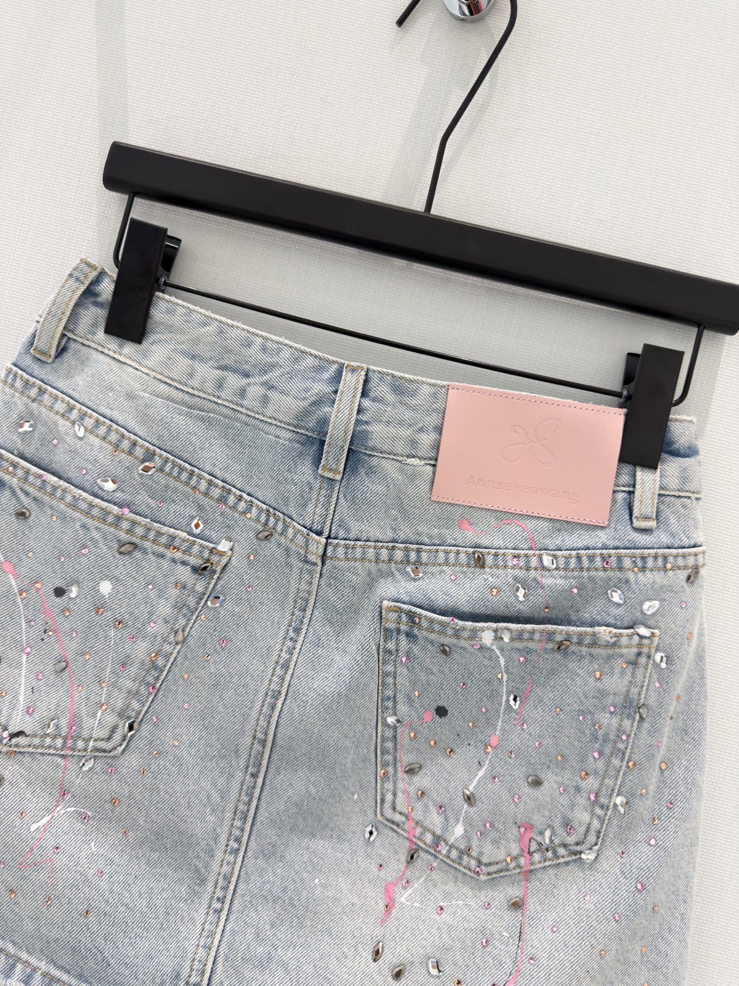 🛒𝐍𝐄𝐖 · 𝟐𝟎𝟐6/爆款现货原创 设计师｜26新款涂鸦印花烫钻裤裙色系搭配非常好看，瘦身设计，版型上