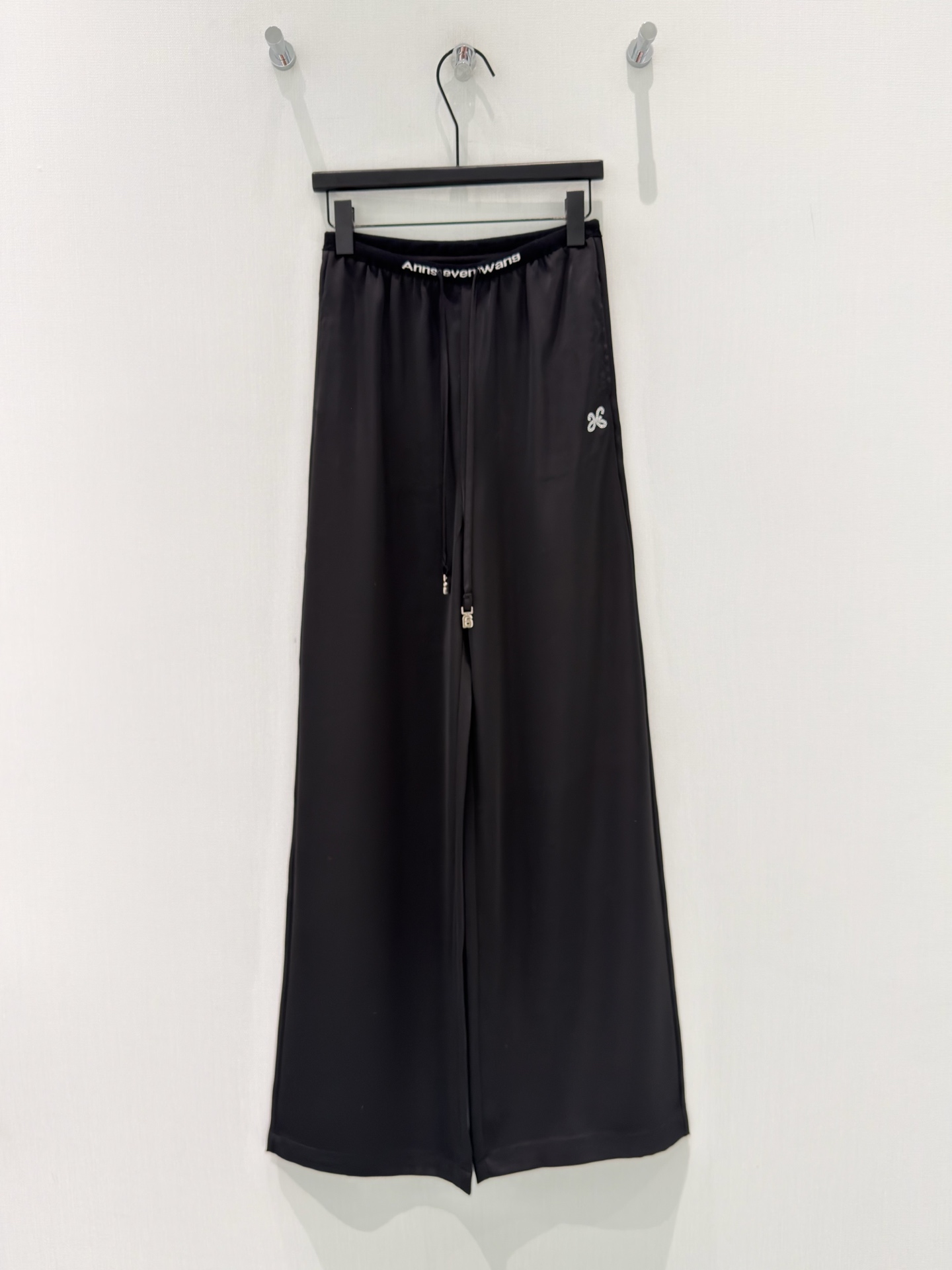 🛒𝐍𝐄𝐖 · 𝟐𝟎𝟐6/爆款现货【春夏新款】设计师 ｜ 女神同款抽绳烫钻休闲裤松紧设计，清新的色系 亲肤