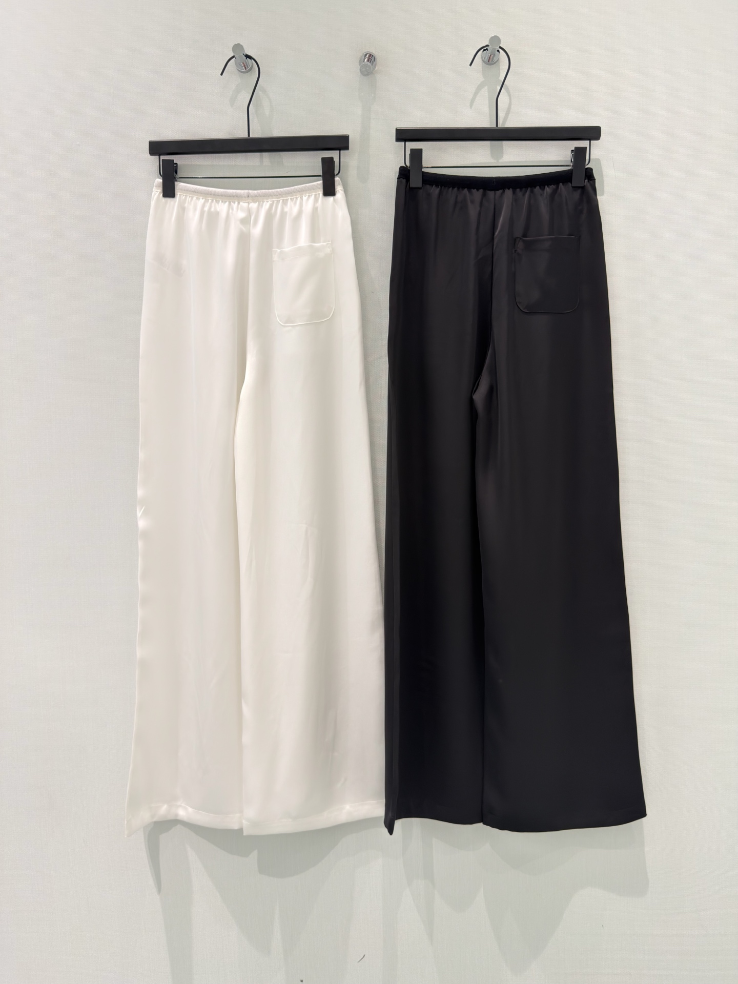 🛒𝐍𝐄𝐖 · 𝟐𝟎𝟐6/爆款现货【春夏新款】设计师 ｜ 女神同款抽绳烫钻休闲裤松紧设计，清新的色系 亲肤