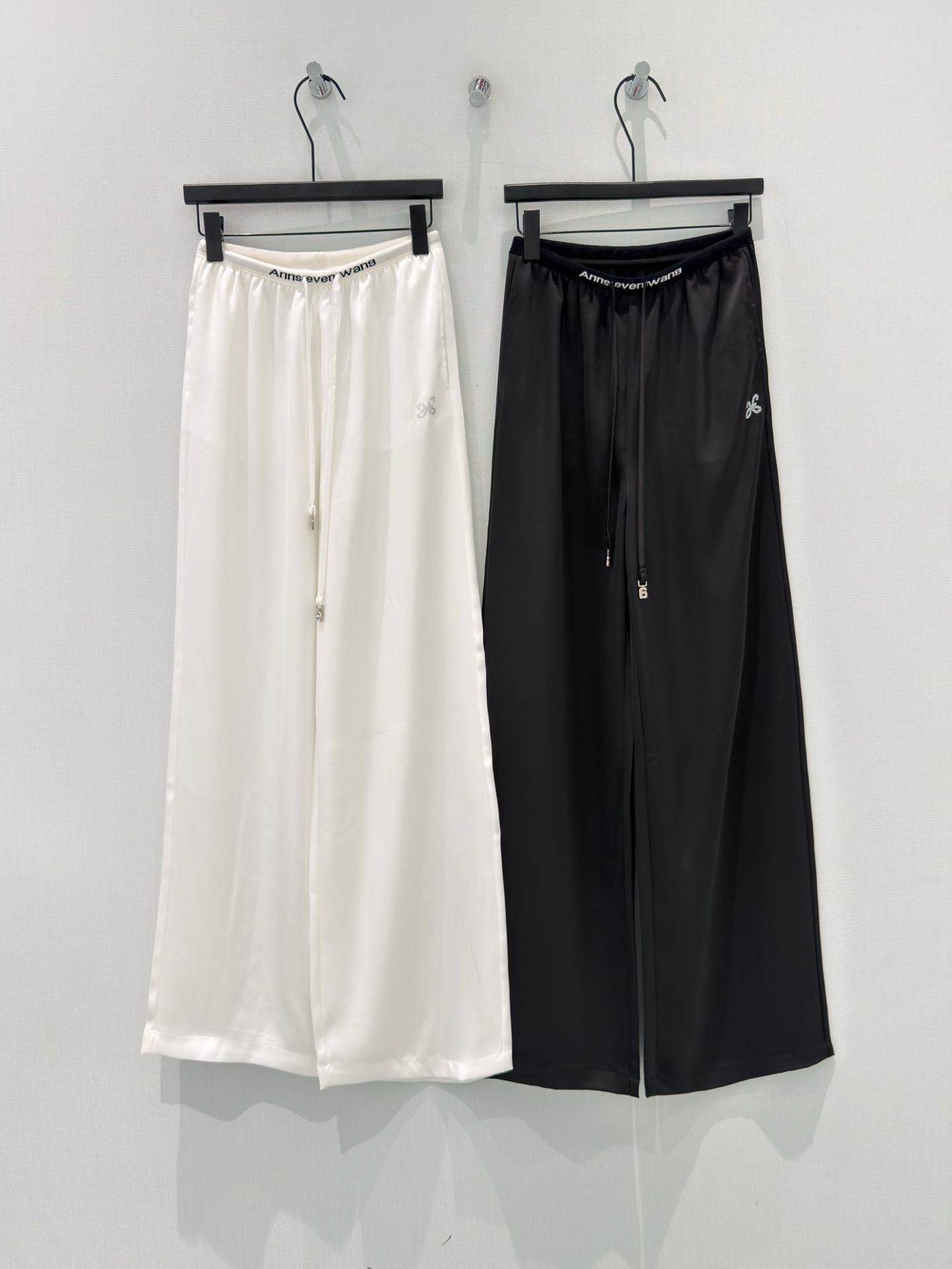 🛒𝐍𝐄𝐖 · 𝟐𝟎𝟐6/爆款现货【春夏新款】设计师 ｜ 女神同款抽绳烫钻休闲裤松紧设计，清新的色系 亲肤