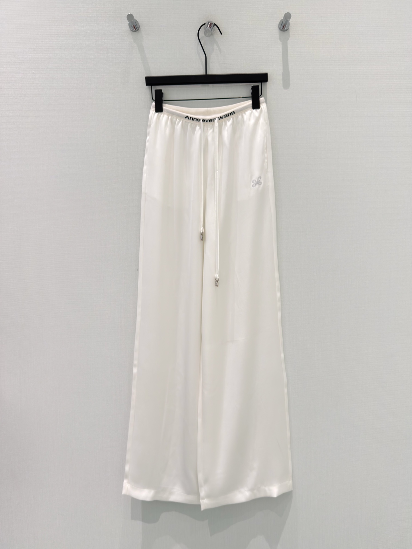 🛒𝐍𝐄𝐖 · 𝟐𝟎𝟐6/爆款现货【春夏新款】设计师 ｜ 女神同款抽绳烫钻休闲裤松紧设计，清新的色系 亲肤