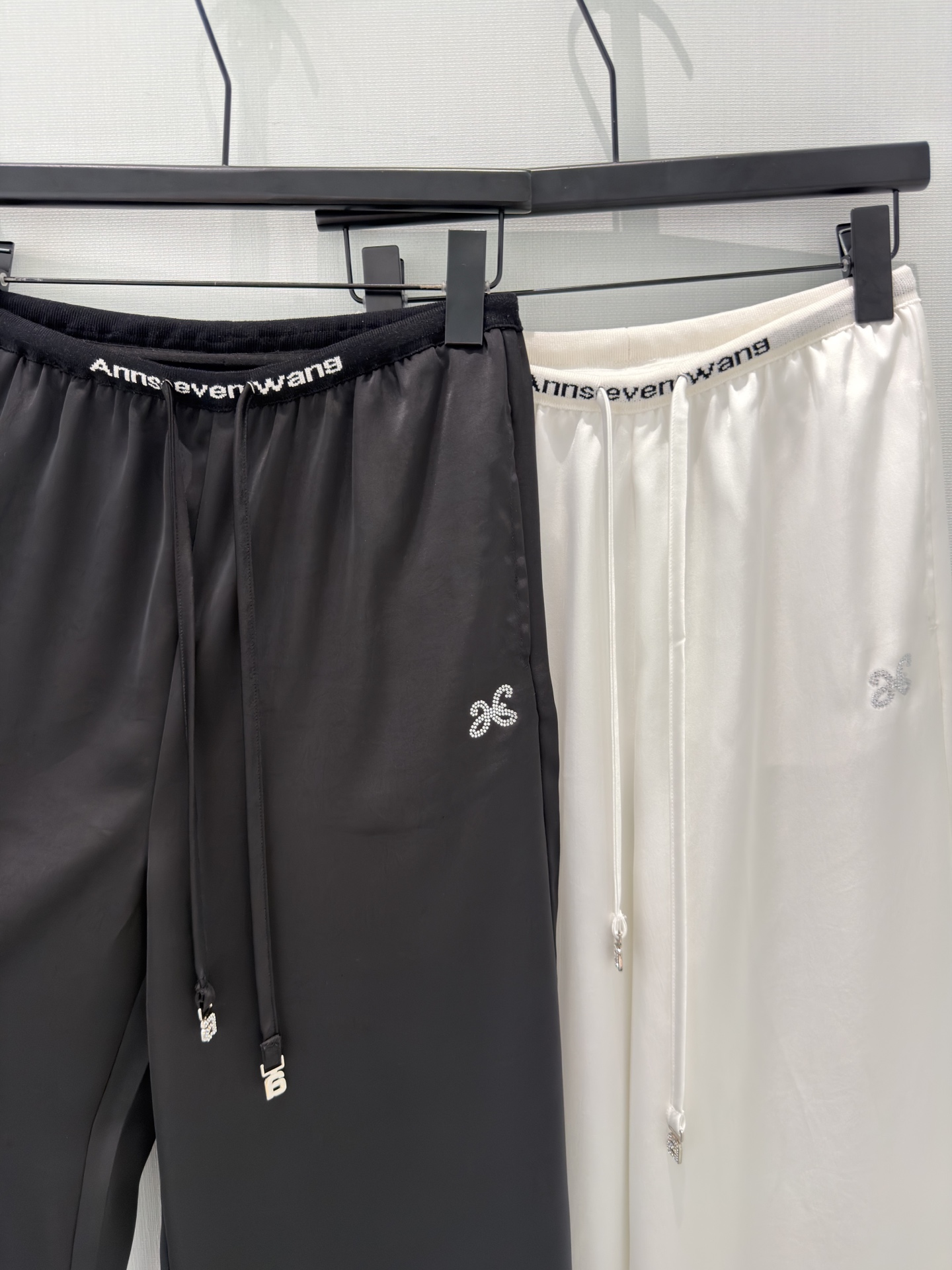 🛒𝐍𝐄𝐖 · 𝟐𝟎𝟐6/爆款现货【春夏新款】设计师 ｜ 女神同款抽绳烫钻休闲裤松紧设计，清新的色系 亲肤