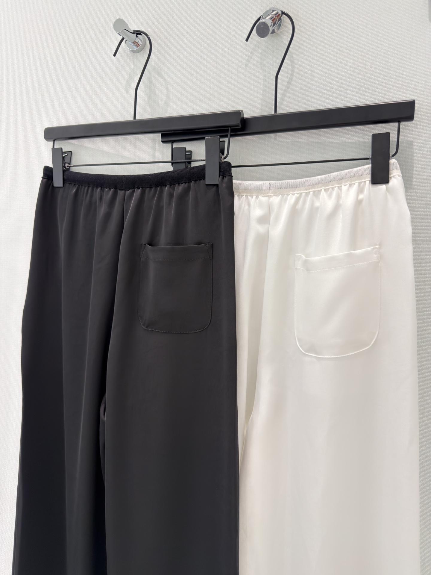 🛒𝐍𝐄𝐖 · 𝟐𝟎𝟐6/爆款现货【春夏新款】设计师 ｜ 女神同款抽绳烫钻休闲裤松紧设计，清新的色系 亲肤