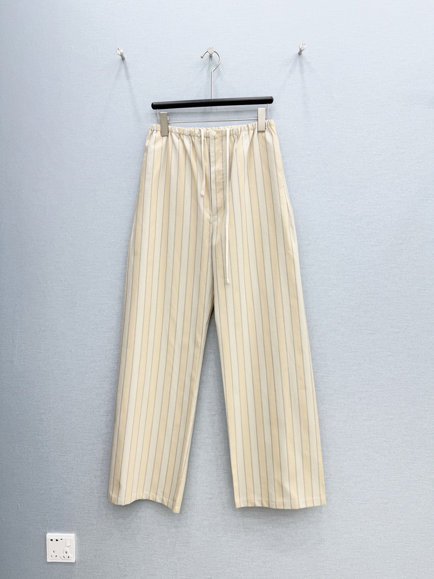 🛒𝐍𝐄𝐖 · 𝟐𝟎𝟐6/爆款现货【原单品质】MM6*｜ 2026新品色织条纹棉质休闲裤定制YB进口材质 